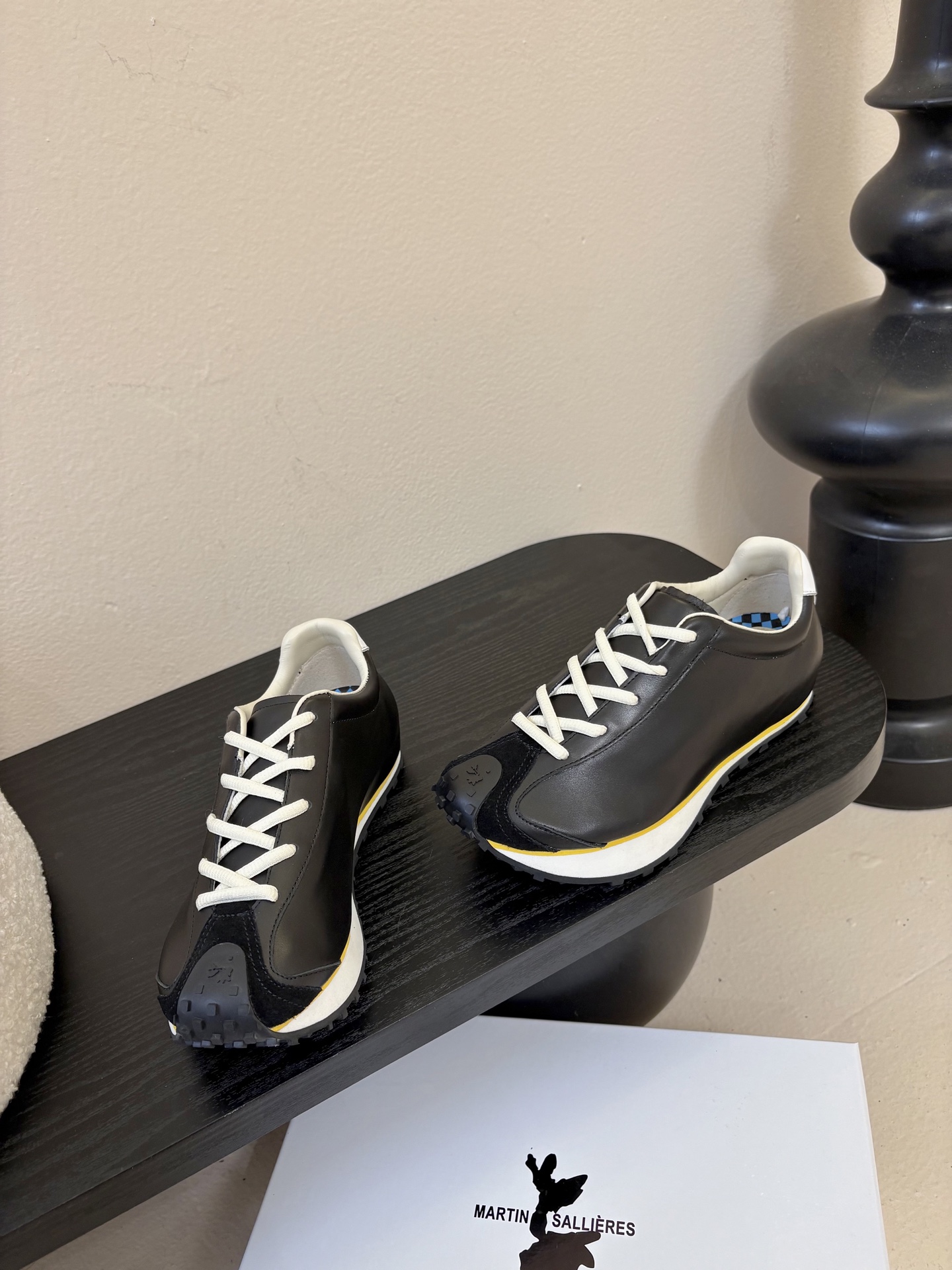 MARTIN SALLIERES潮流运动鞋融合户外功能性与都市潮流感，采用标志性的流线型鞋身设计，搭配大