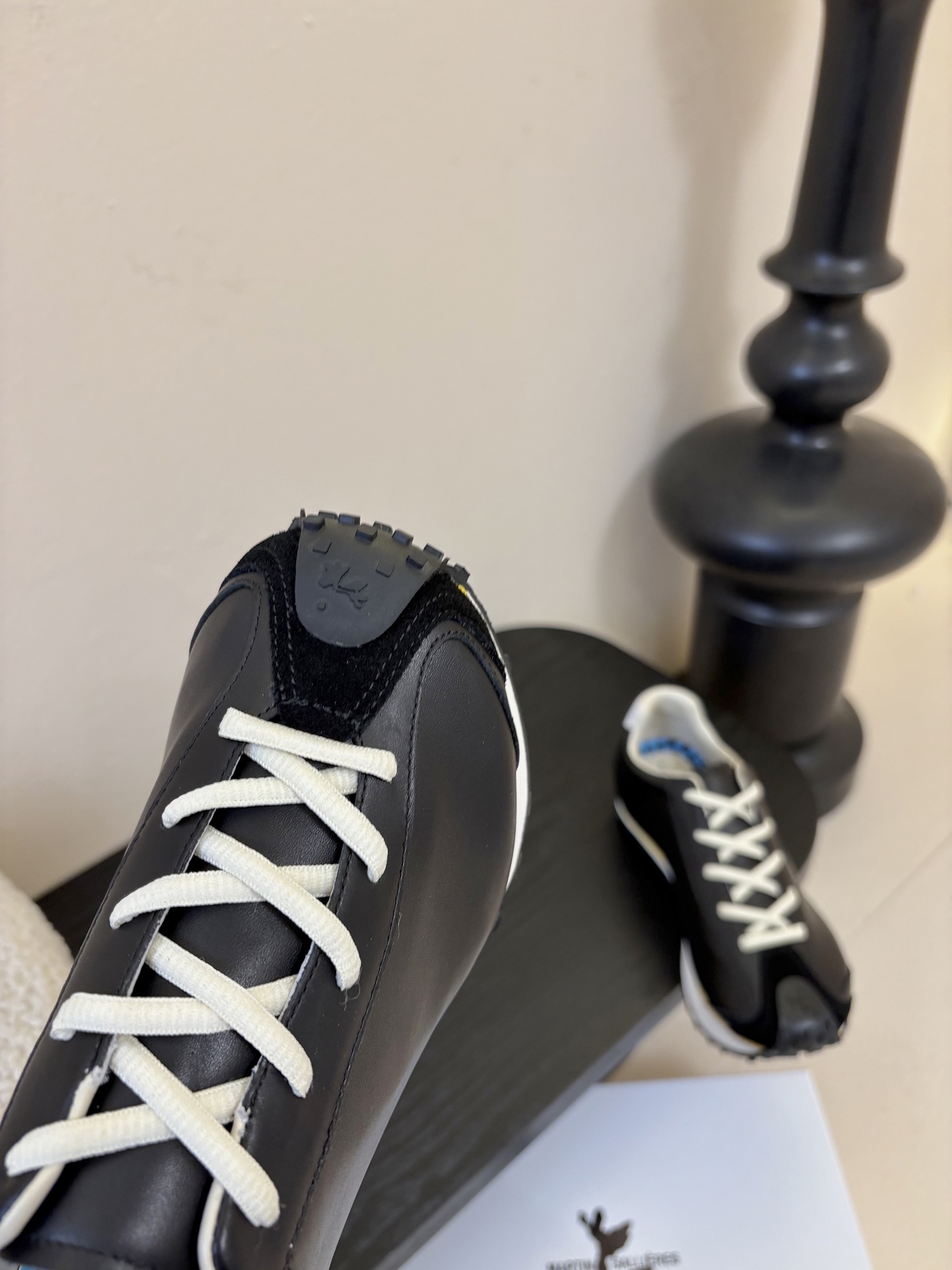 MARTIN SALLIERES潮流运动鞋融合户外功能性与都市潮流感，采用标志性的流线型鞋身设计，搭配大