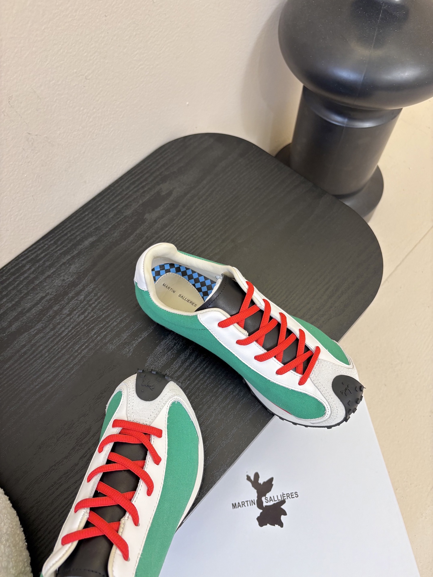 MARTIN SALLIERES潮流运动鞋融合户外功能性与都市潮流感，采用标志性的流线型鞋身设计，搭配大
