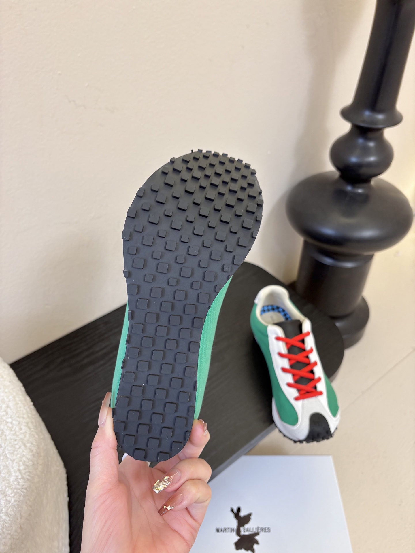 MARTIN SALLIERES潮流运动鞋融合户外功能性与都市潮流感，采用标志性的流线型鞋身设计，搭配大