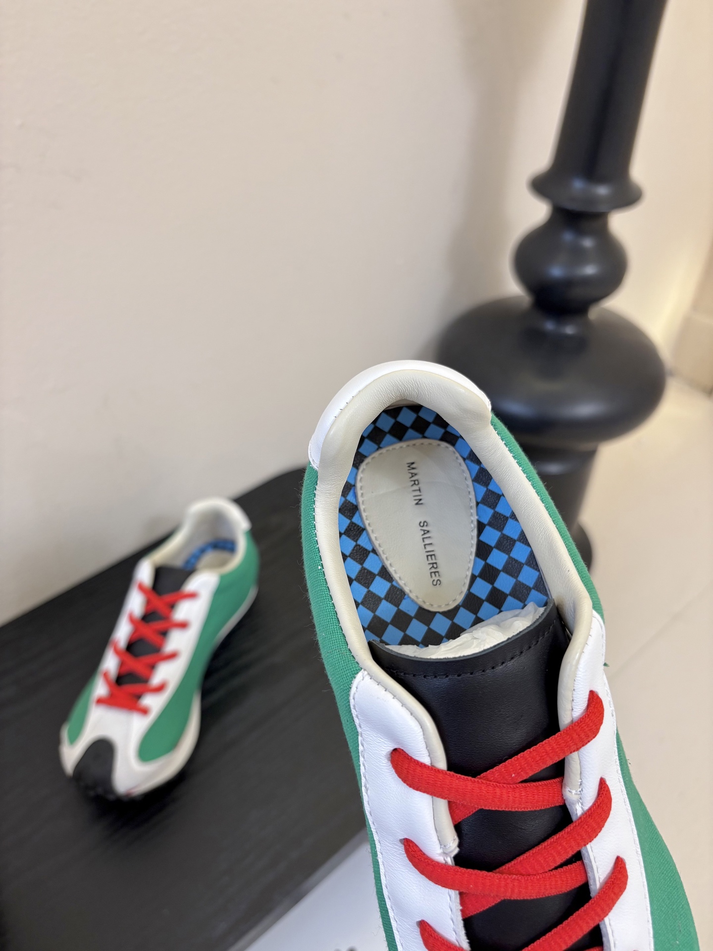 MARTIN SALLIERES潮流运动鞋融合户外功能性与都市潮流感，采用标志性的流线型鞋身设计，搭配大