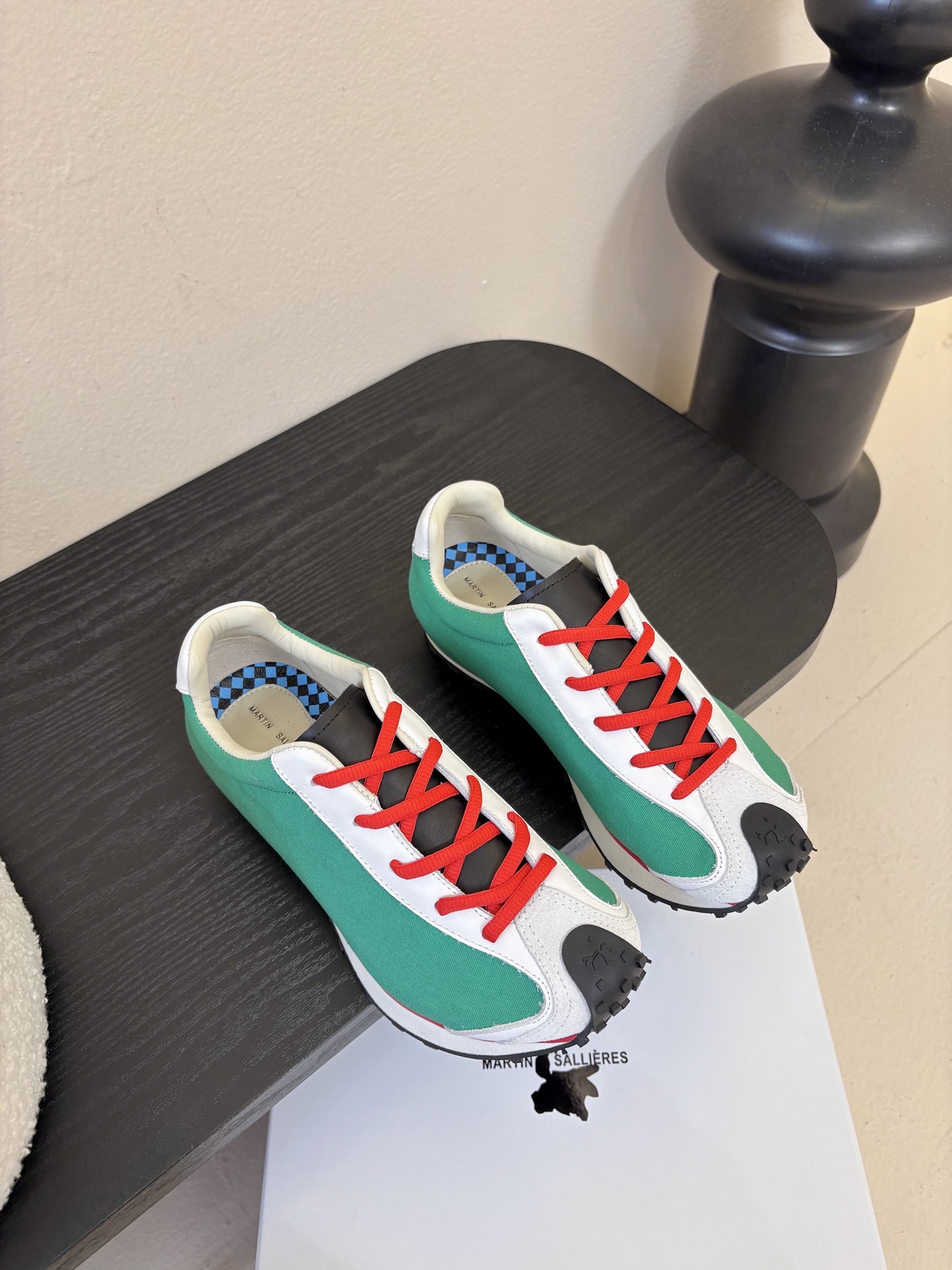 MARTIN SALLIERES潮流运动鞋融合户外功能性与都市潮流感，采用标志性的流线型鞋身设计，搭配大