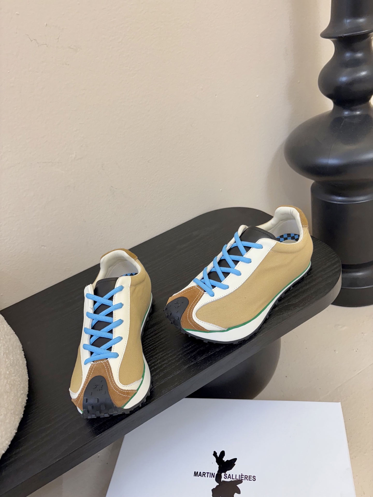 MARTIN SALLIERES潮流运动鞋融合户外功能性与都市潮流感，采用标志性的流线型鞋身设计，搭配大
