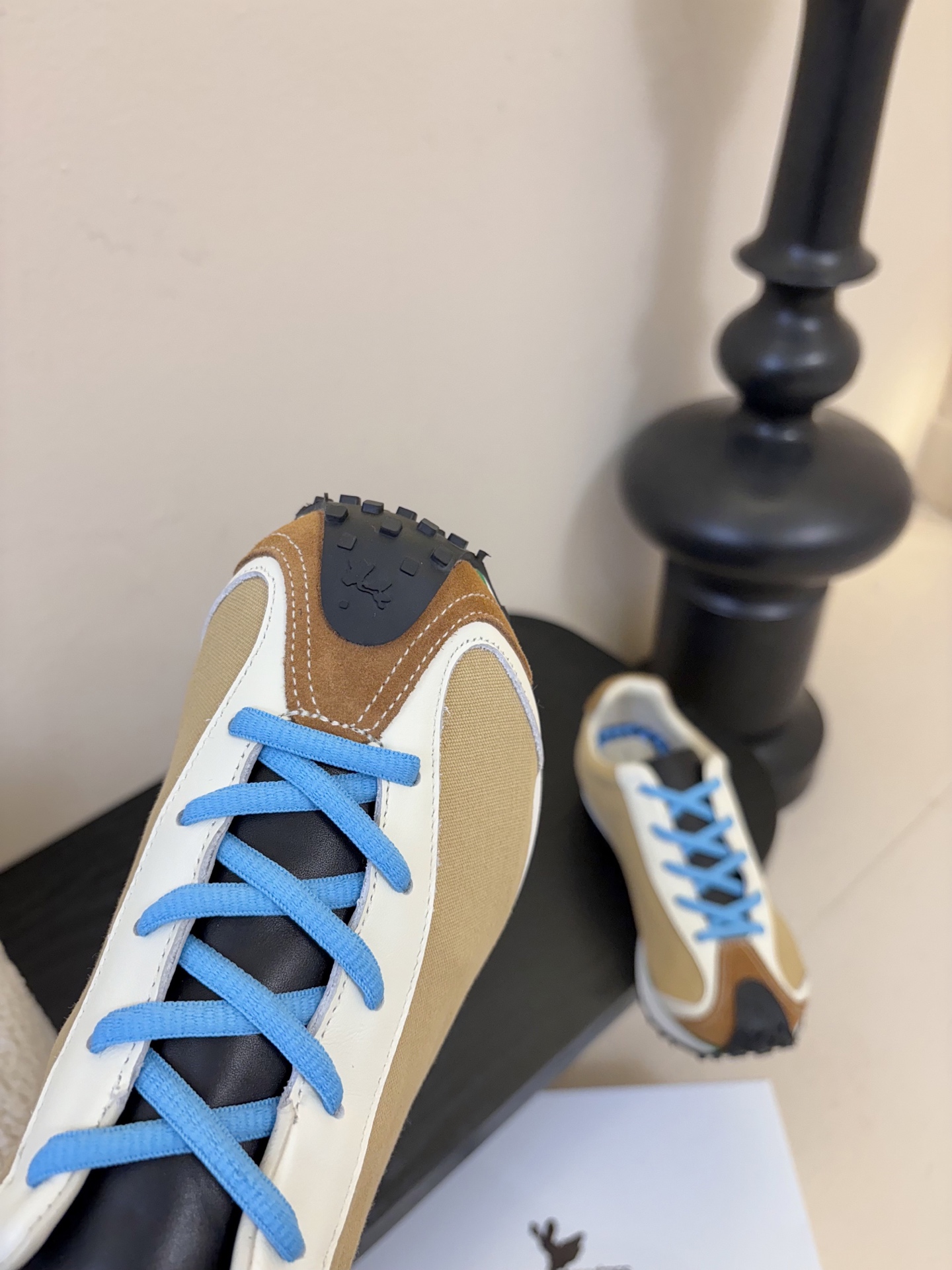 MARTIN SALLIERES潮流运动鞋融合户外功能性与都市潮流感，采用标志性的流线型鞋身设计，搭配大