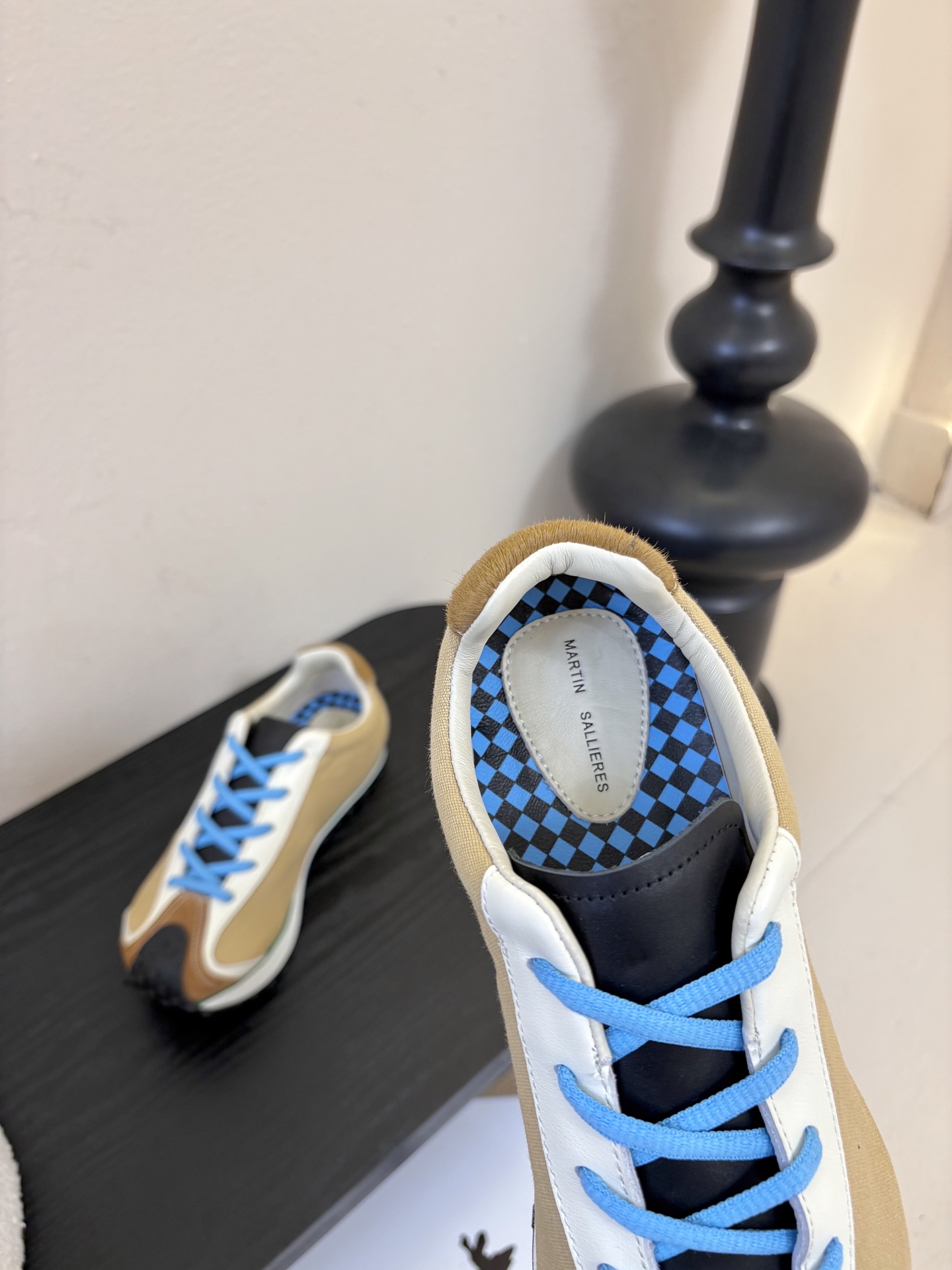 MARTIN SALLIERES潮流运动鞋融合户外功能性与都市潮流感，采用标志性的流线型鞋身设计，搭配大