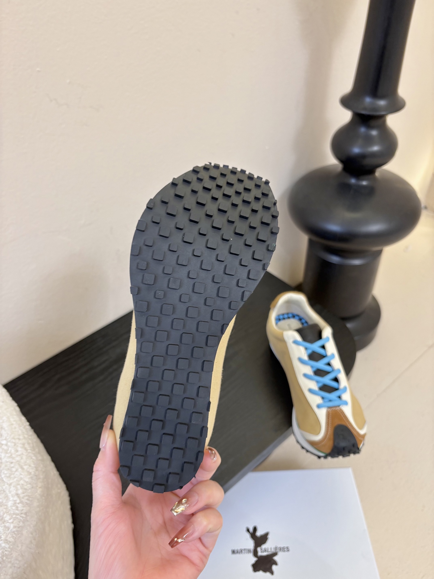 MARTIN SALLIERES潮流运动鞋融合户外功能性与都市潮流感，采用标志性的流线型鞋身设计，搭配大