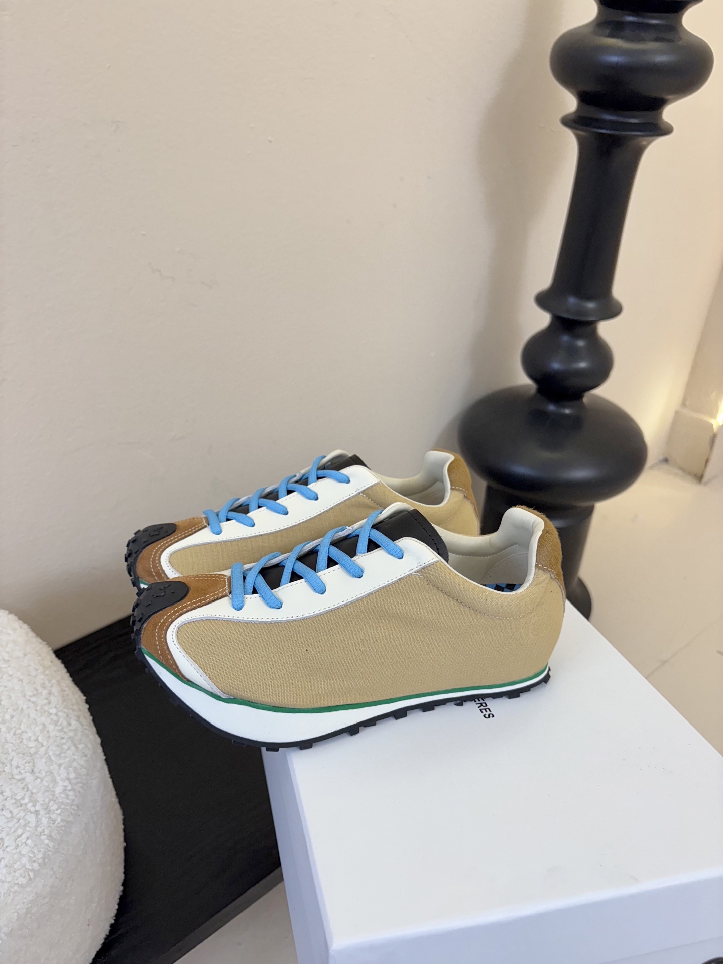 MARTIN SALLIERES潮流运动鞋融合户外功能性与都市潮流感，采用标志性的流线型鞋身设计，搭配大