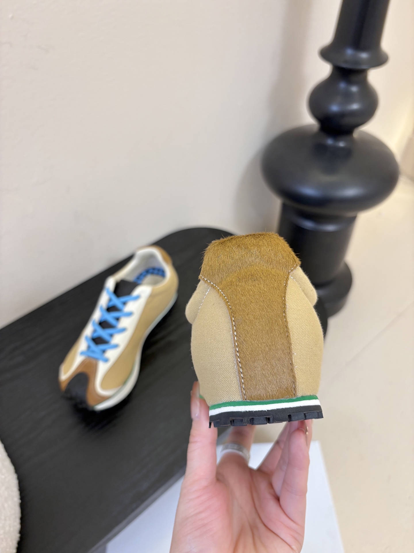 MARTIN SALLIERES潮流运动鞋融合户外功能性与都市潮流感，采用标志性的流线型鞋身设计，搭配大