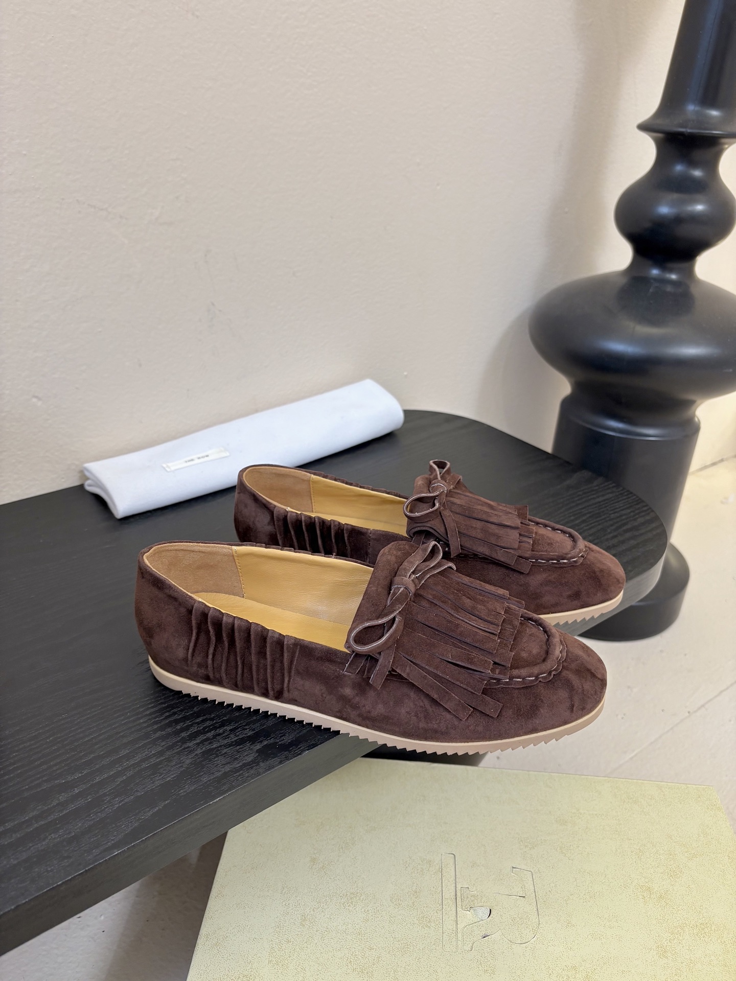 The Row蝴蝶结流苏一脚蹬乐福鞋第一眼看到这个鞋子就爱上了，看着不起眼但却让人越看越喜欢，简单又高级