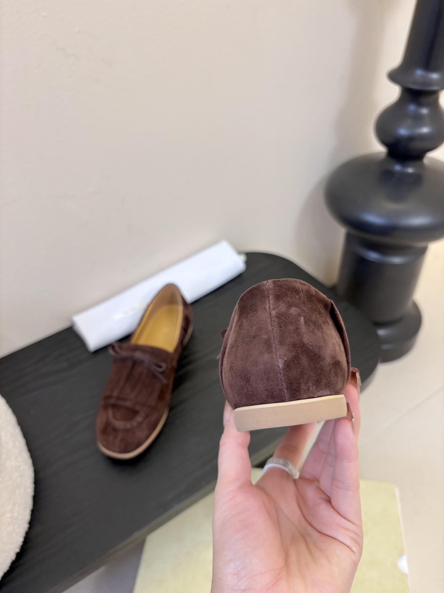 The Row蝴蝶结流苏一脚蹬乐福鞋第一眼看到这个鞋子就爱上了，看着不起眼但却让人越看越喜欢，简单又高级