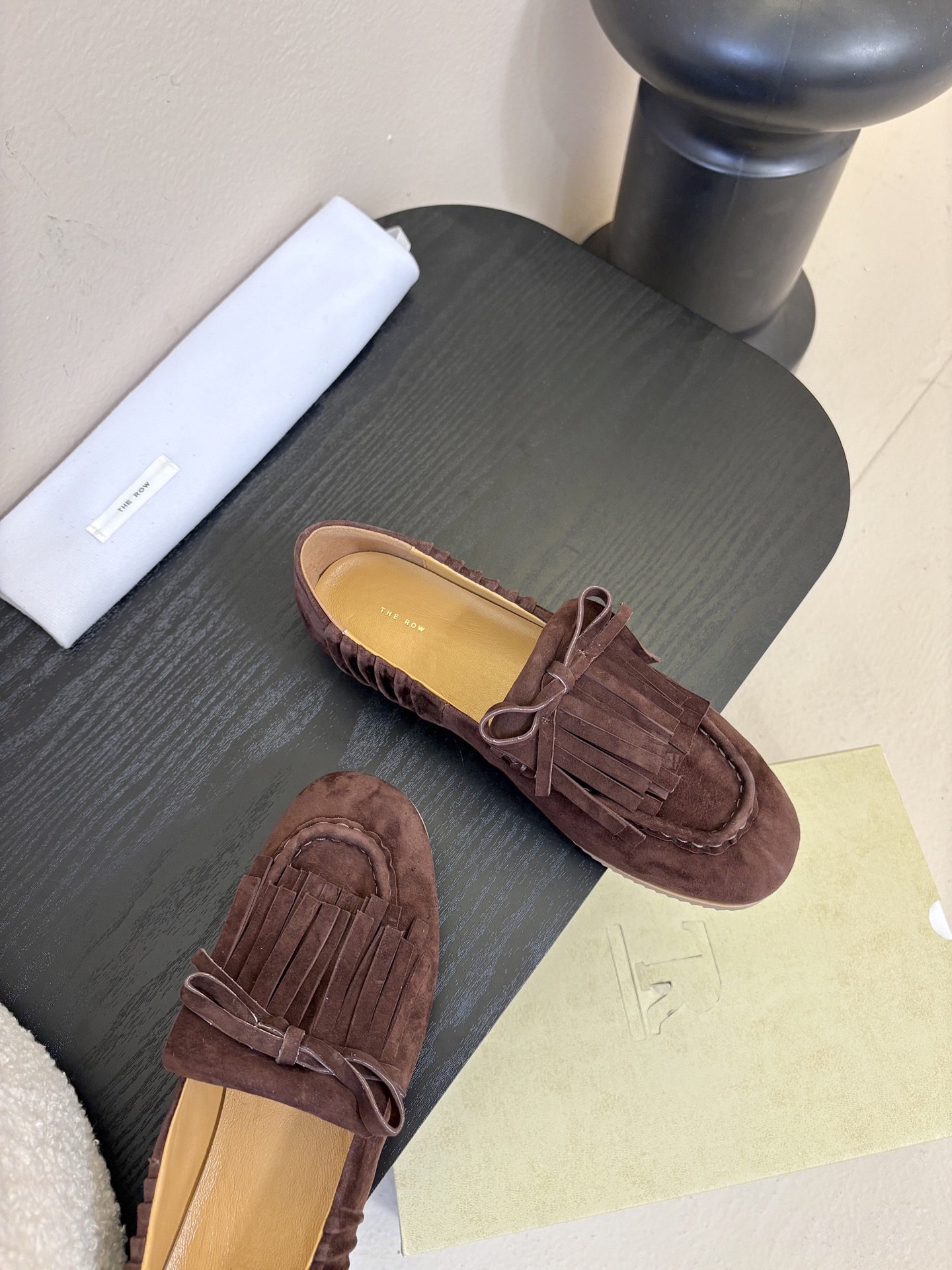 The Row蝴蝶结流苏一脚蹬乐福鞋第一眼看到这个鞋子就爱上了，看着不起眼但却让人越看越喜欢，简单又高级