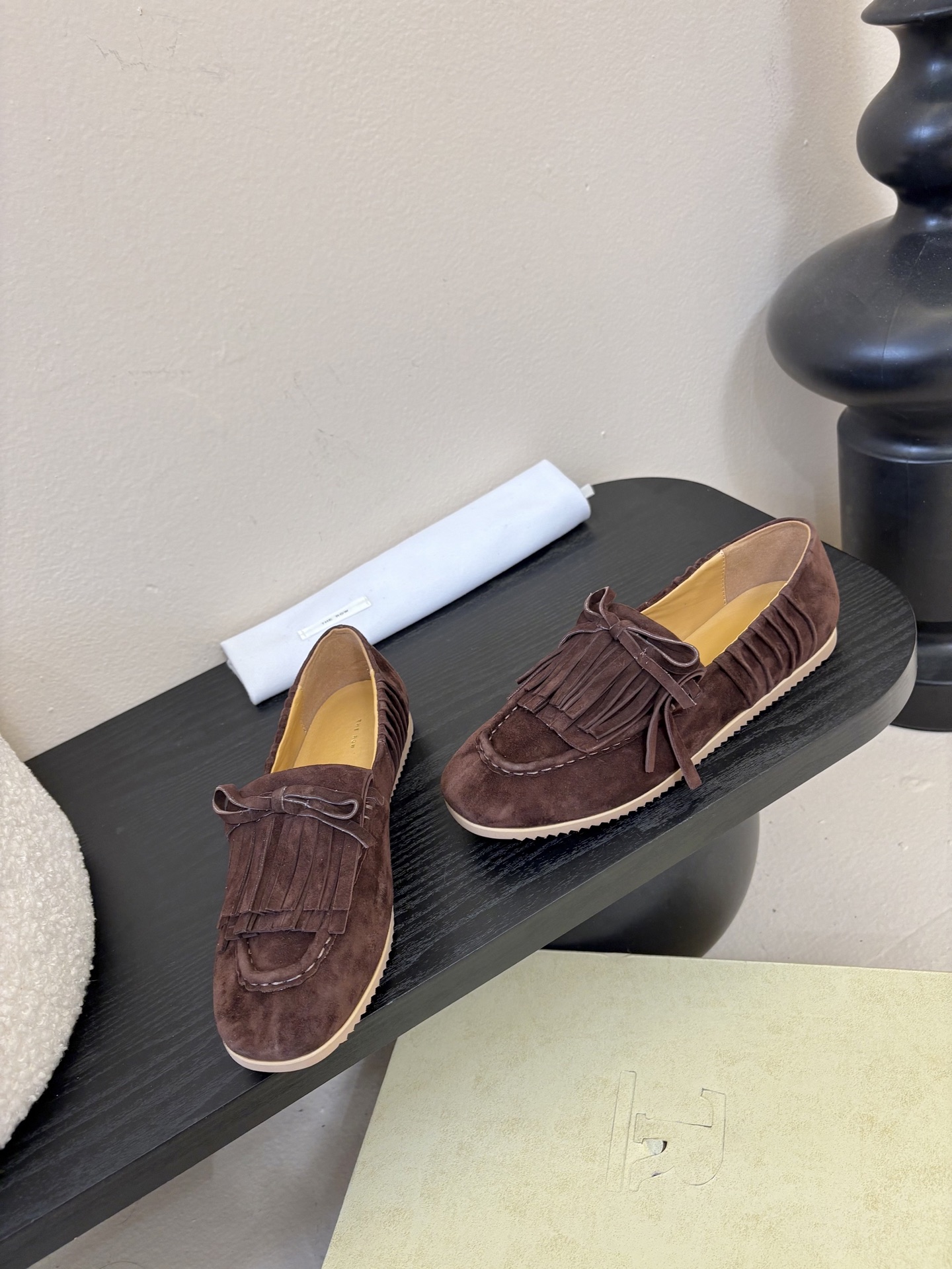 The Row蝴蝶结流苏一脚蹬乐福鞋第一眼看到这个鞋子就爱上了，看着不起眼但却让人越看越喜欢，简单又高级