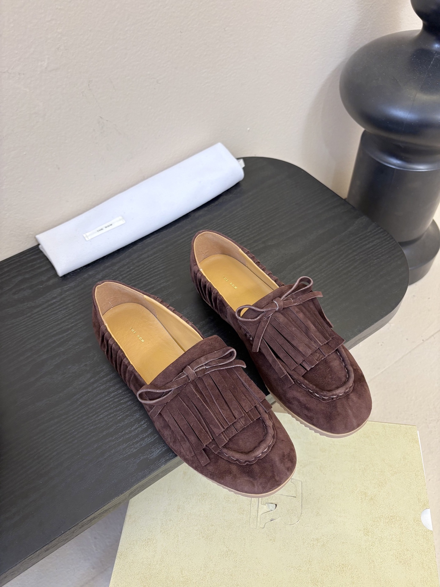 The Row蝴蝶结流苏一脚蹬乐福鞋第一眼看到这个鞋子就爱上了，看着不起眼但却让人越看越喜欢，简单又高级