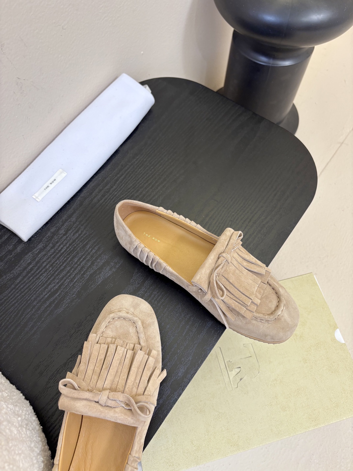 The Row蝴蝶结流苏一脚蹬乐福鞋第一眼看到这个鞋子就爱上了，看着不起眼但却让人越看越喜欢，简单又高级