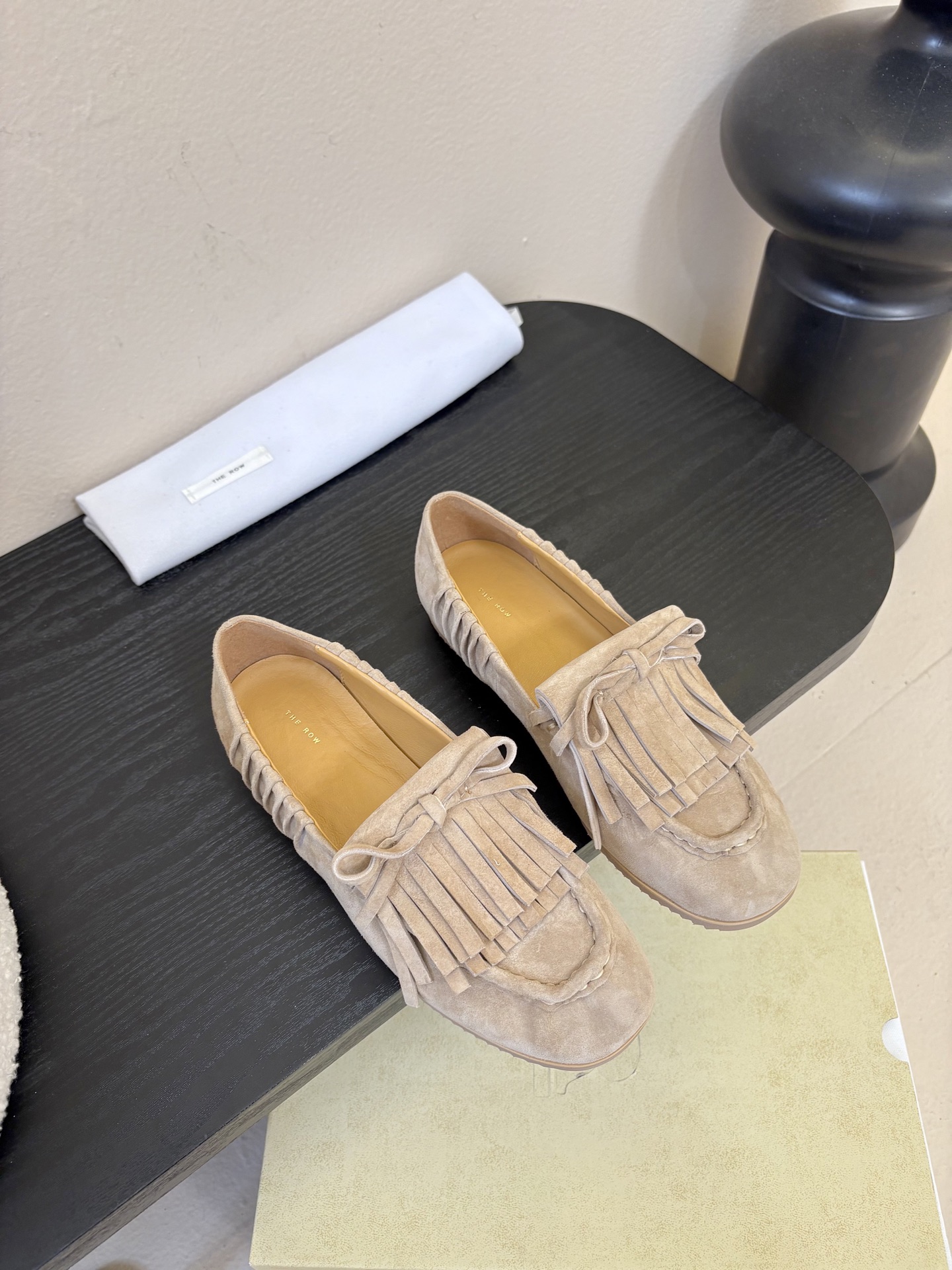 The Row蝴蝶结流苏一脚蹬乐福鞋第一眼看到这个鞋子就爱上了，看着不起眼但却让人越看越喜欢，简单又高级