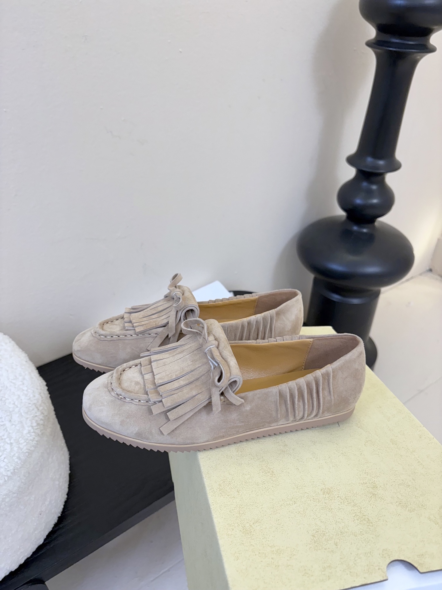 The Row蝴蝶结流苏一脚蹬乐福鞋第一眼看到这个鞋子就爱上了，看着不起眼但却让人越看越喜欢，简单又高级