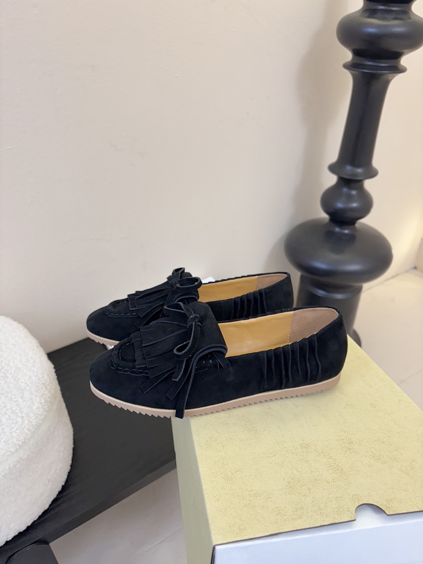 The Row蝴蝶结流苏一脚蹬乐福鞋第一眼看到这个鞋子就爱上了，看着不起眼但却让人越看越喜欢，简单又高级