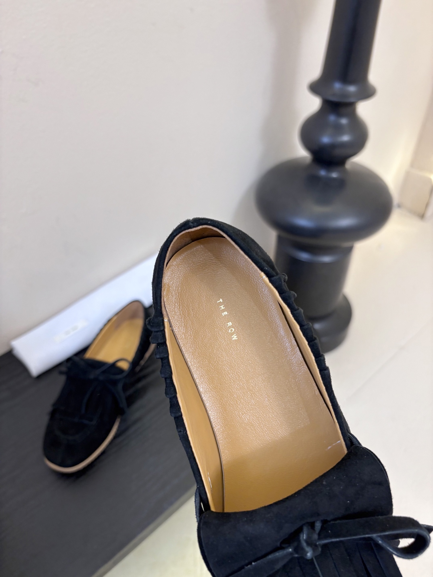 The Row蝴蝶结流苏一脚蹬乐福鞋第一眼看到这个鞋子就爱上了，看着不起眼但却让人越看越喜欢，简单又高级