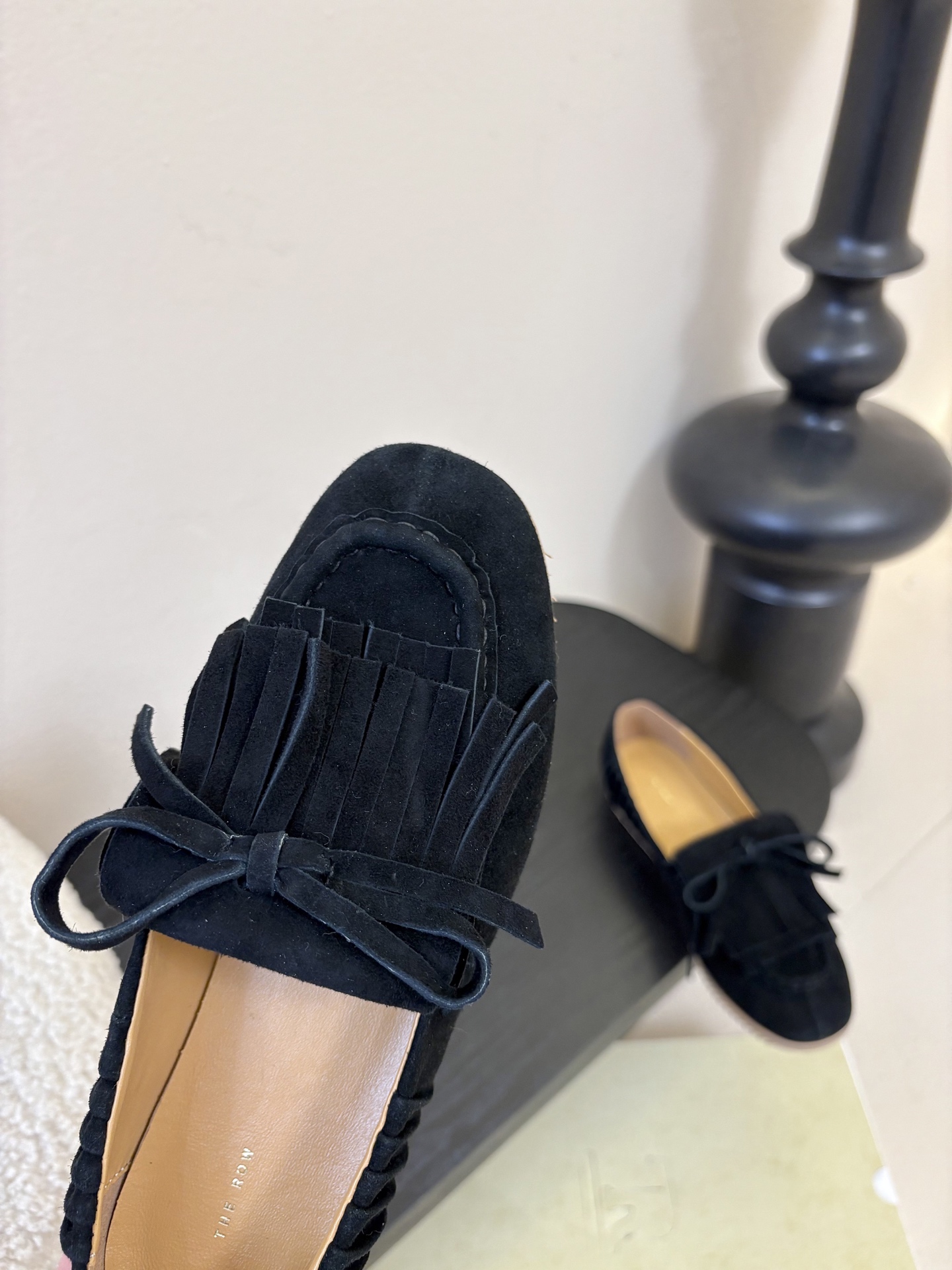 The Row蝴蝶结流苏一脚蹬乐福鞋第一眼看到这个鞋子就爱上了，看着不起眼但却让人越看越喜欢，简单又高级