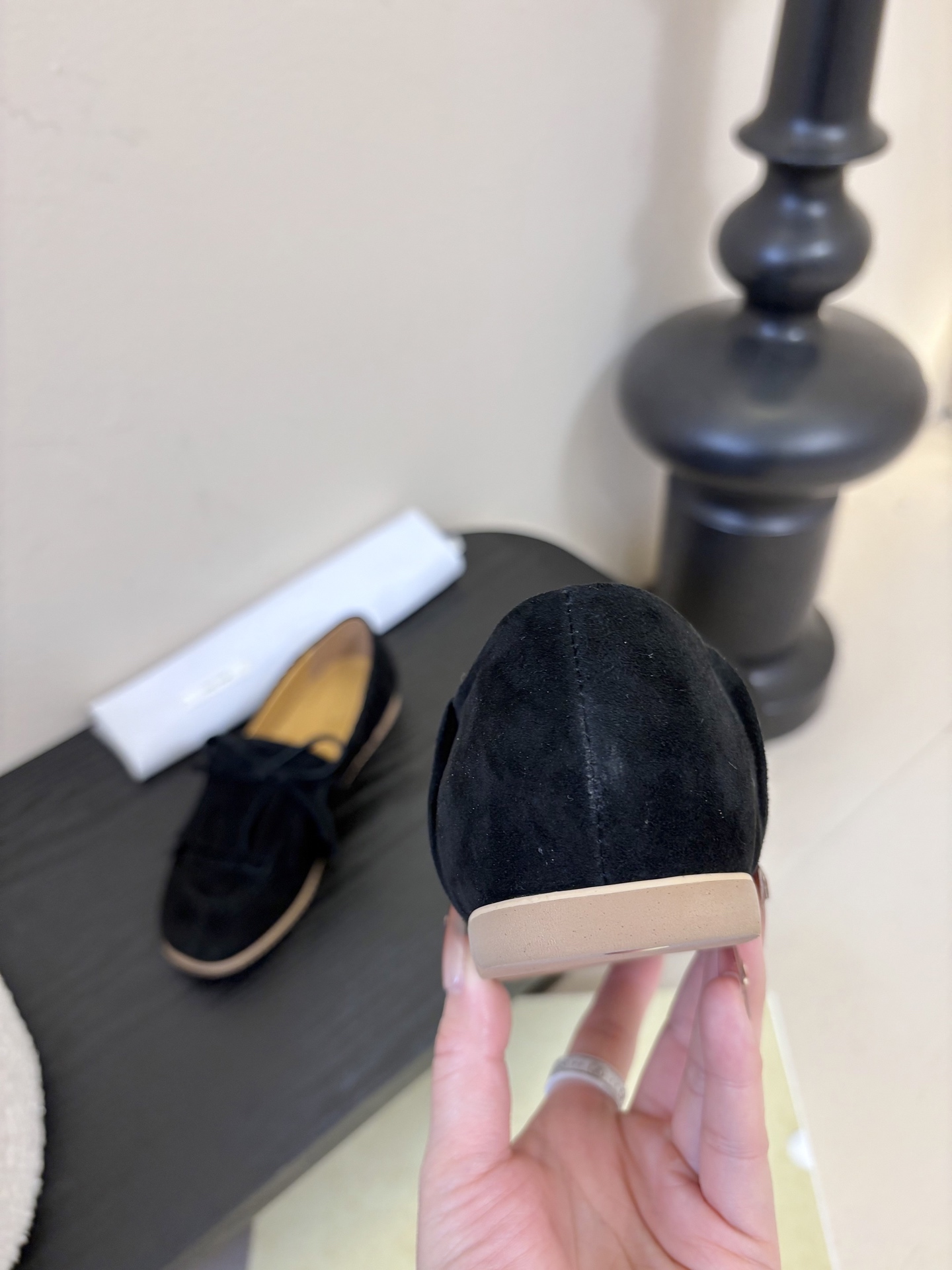 The Row蝴蝶结流苏一脚蹬乐福鞋第一眼看到这个鞋子就爱上了，看着不起眼但却让人越看越喜欢，简单又高级