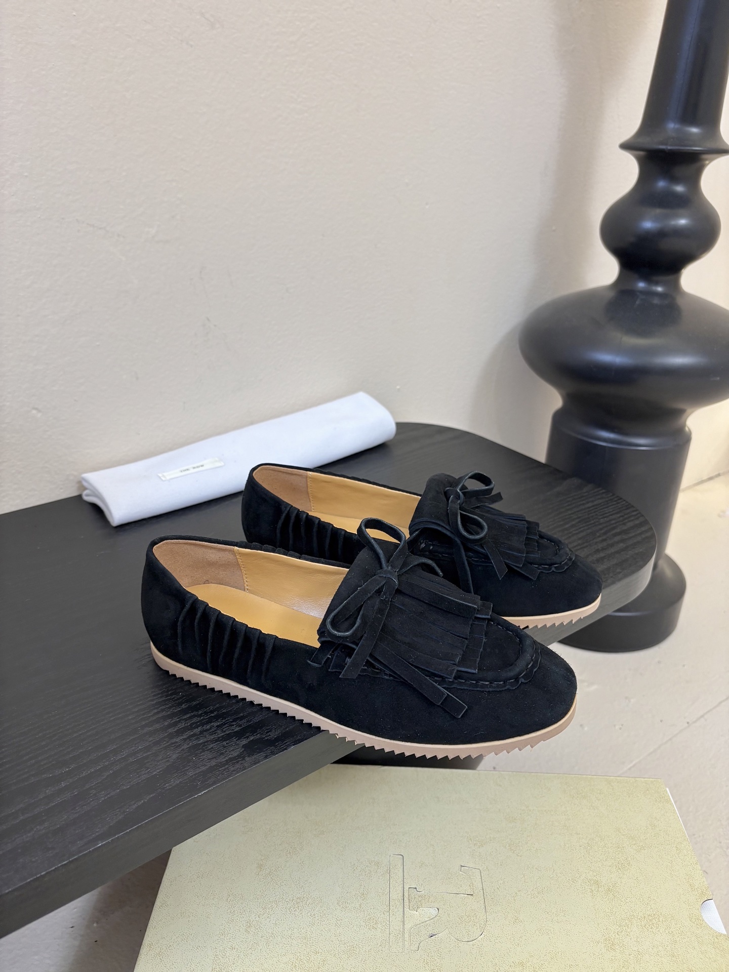 The Row蝴蝶结流苏一脚蹬乐福鞋第一眼看到这个鞋子就爱上了，看着不起眼但却让人越看越喜欢，简单又高级