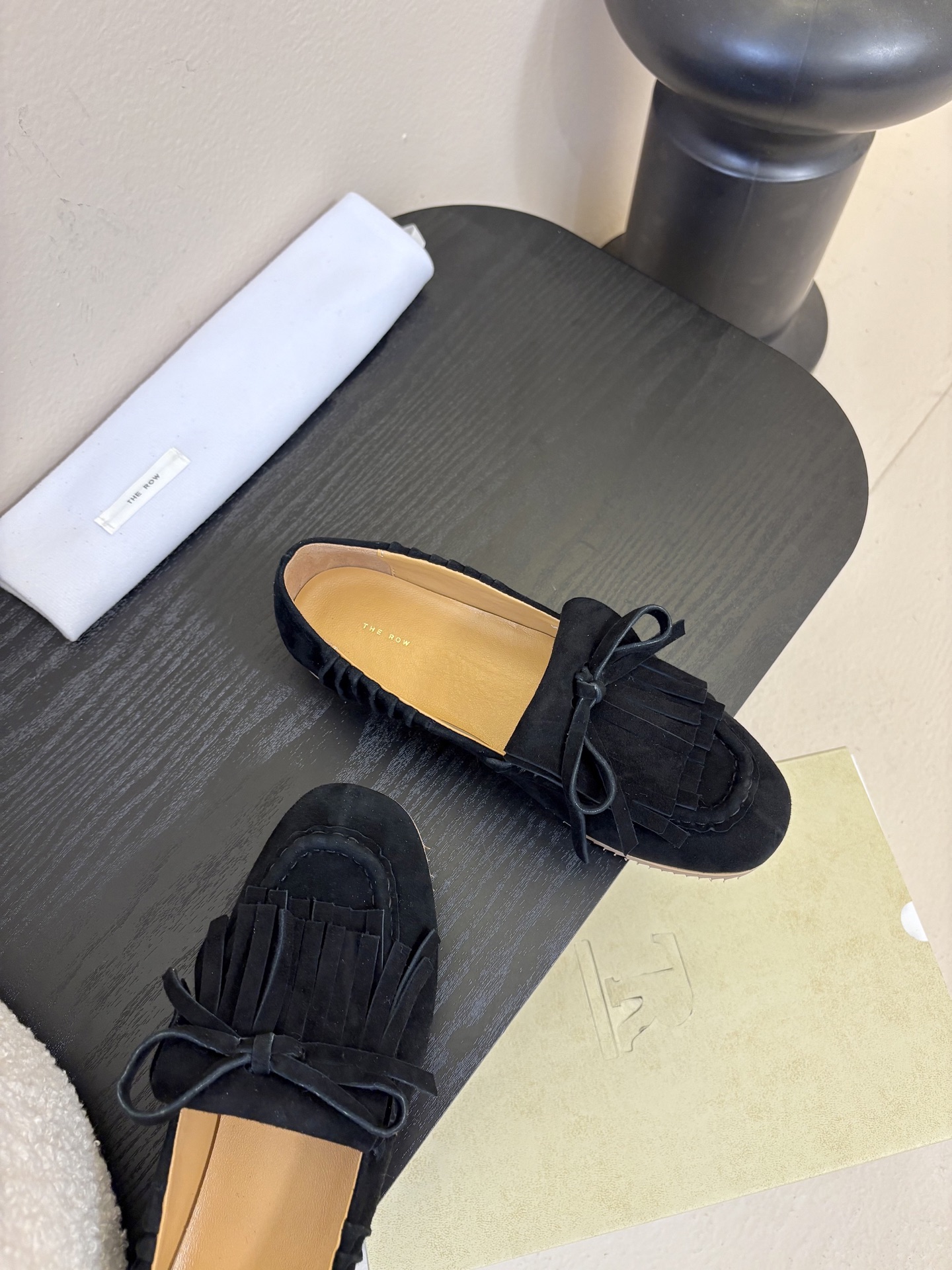 The Row蝴蝶结流苏一脚蹬乐福鞋第一眼看到这个鞋子就爱上了，看着不起眼但却让人越看越喜欢，简单又高级