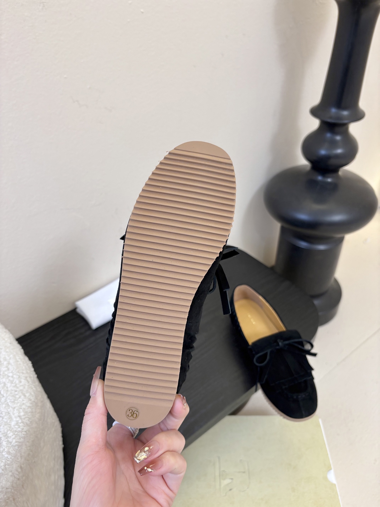 The Row蝴蝶结流苏一脚蹬乐福鞋第一眼看到这个鞋子就爱上了，看着不起眼但却让人越看越喜欢，简单又高级