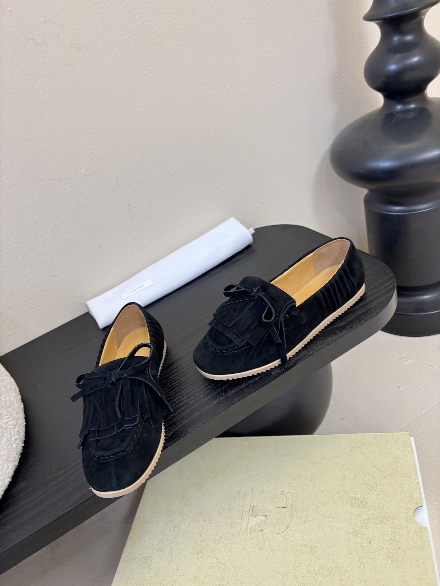 The Row蝴蝶结流苏一脚蹬乐福鞋第一眼看到这个鞋子就爱上了，看着不起眼但却让人越看越喜欢，简单又高级