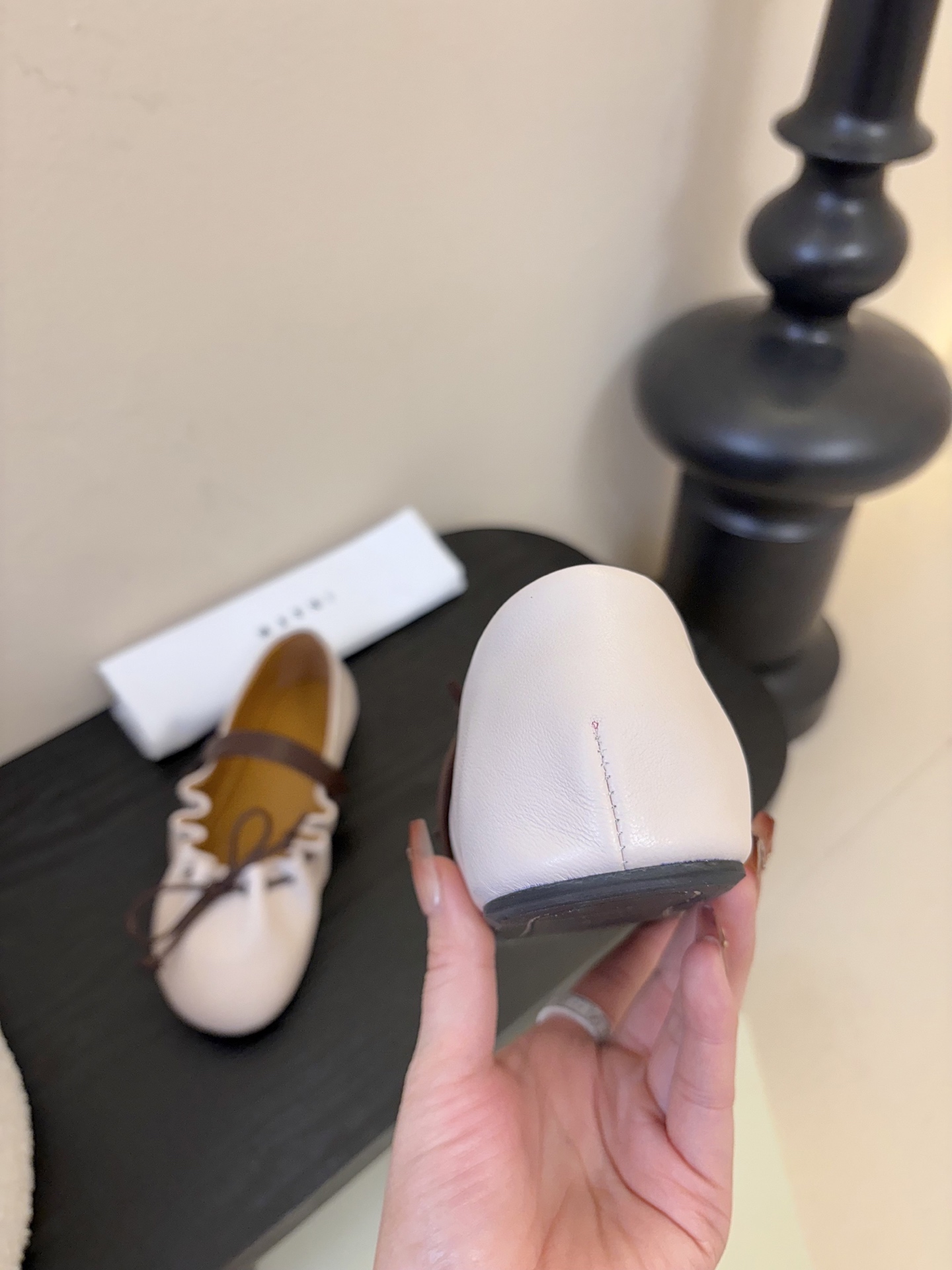 顶级羊皮 2026春夏新款 MARNI玛尼26Fw 褶皱蝴蝶结芭蕾舞鞋平底玛丽珍单鞋圆头轮廓、撞色鞋面、