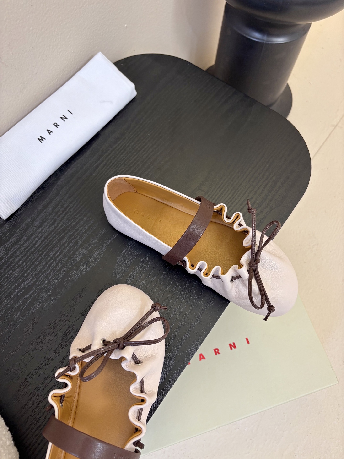 顶级羊皮 2026春夏新款 MARNI玛尼26Fw 褶皱蝴蝶结芭蕾舞鞋平底玛丽珍单鞋圆头轮廓、撞色鞋面、