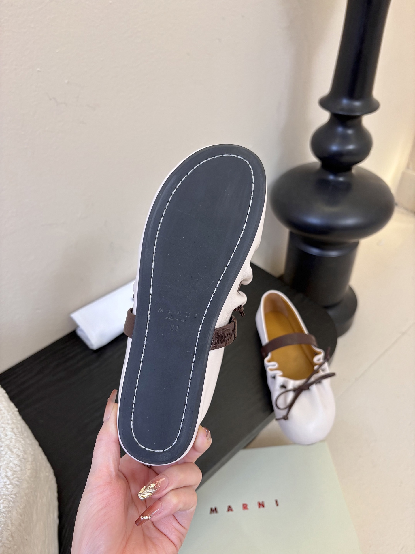 顶级羊皮 2026春夏新款 MARNI玛尼26Fw 褶皱蝴蝶结芭蕾舞鞋平底玛丽珍单鞋圆头轮廓、撞色鞋面、