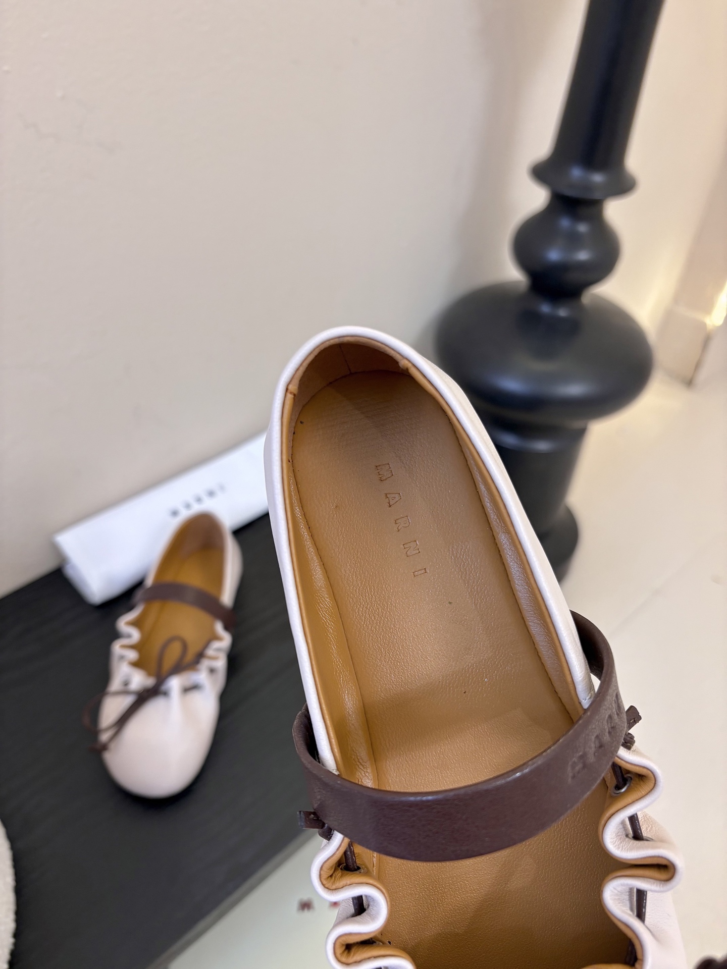 顶级羊皮 2026春夏新款 MARNI玛尼26Fw 褶皱蝴蝶结芭蕾舞鞋平底玛丽珍单鞋圆头轮廓、撞色鞋面、