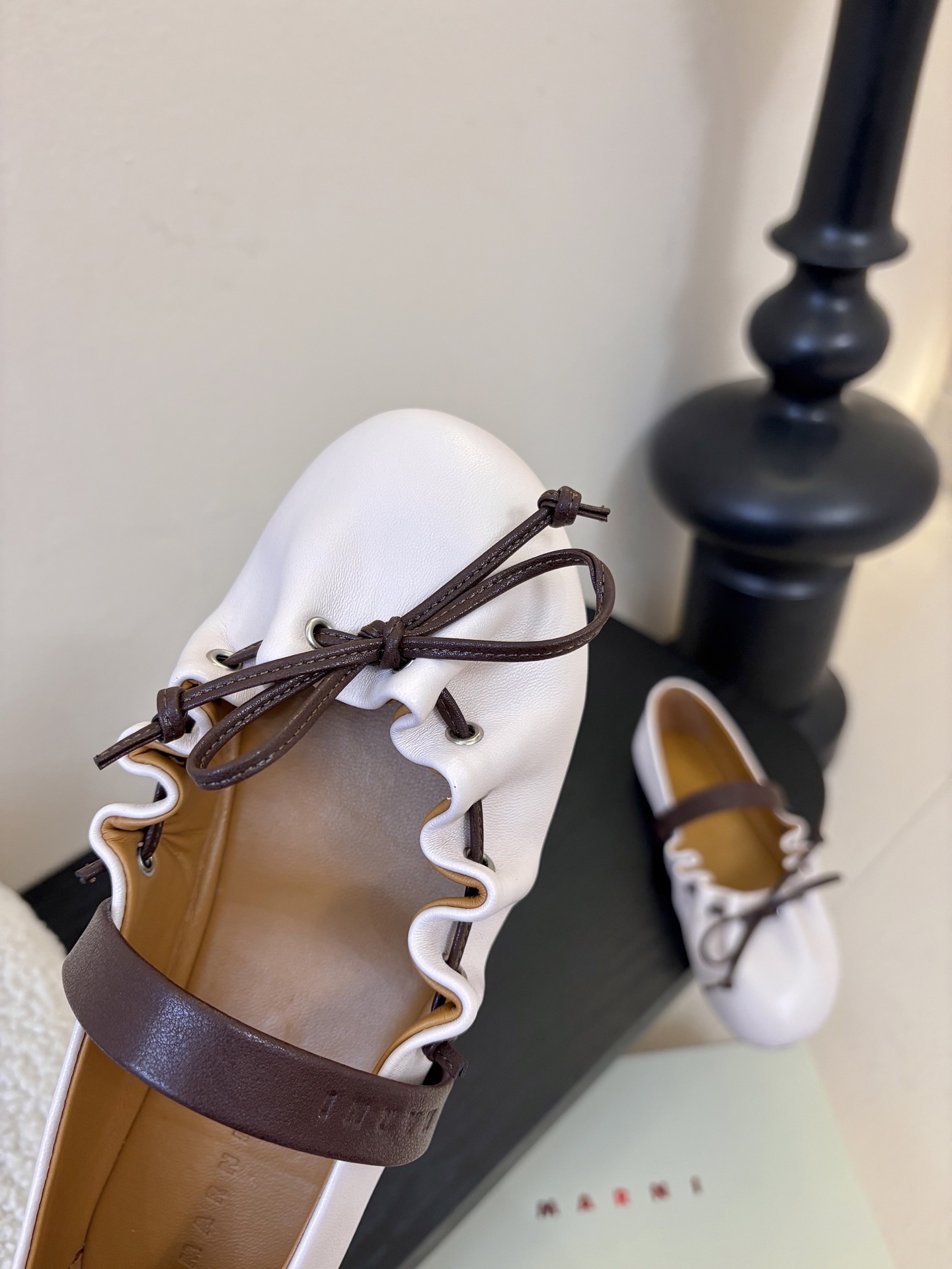 顶级羊皮 2026春夏新款 MARNI玛尼26Fw 褶皱蝴蝶结芭蕾舞鞋平底玛丽珍单鞋圆头轮廓、撞色鞋面、