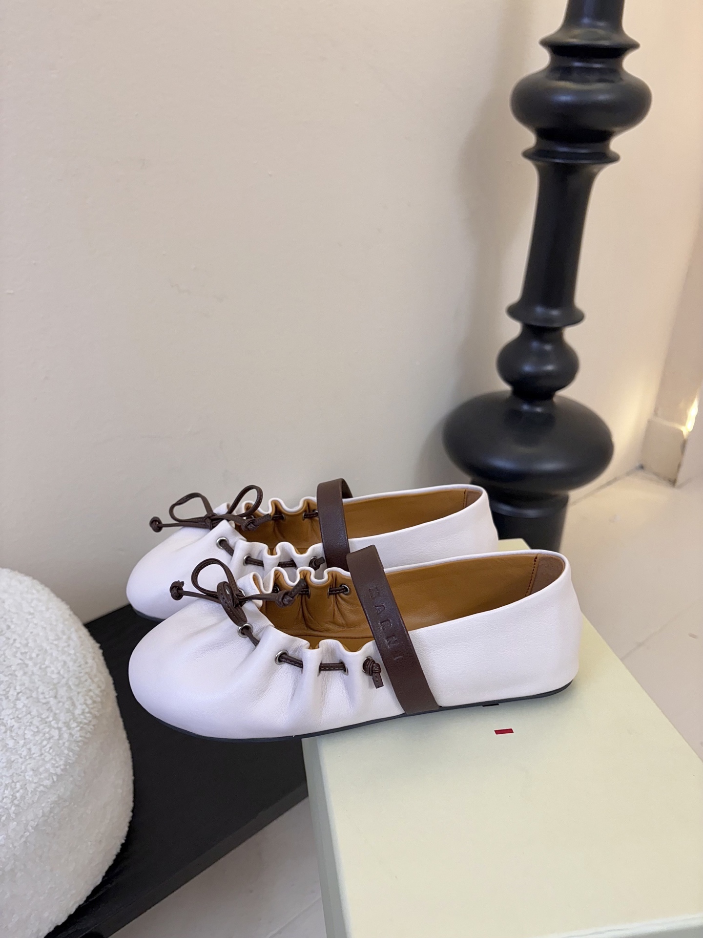 顶级羊皮 2026春夏新款 MARNI玛尼26Fw 褶皱蝴蝶结芭蕾舞鞋平底玛丽珍单鞋圆头轮廓、撞色鞋面、