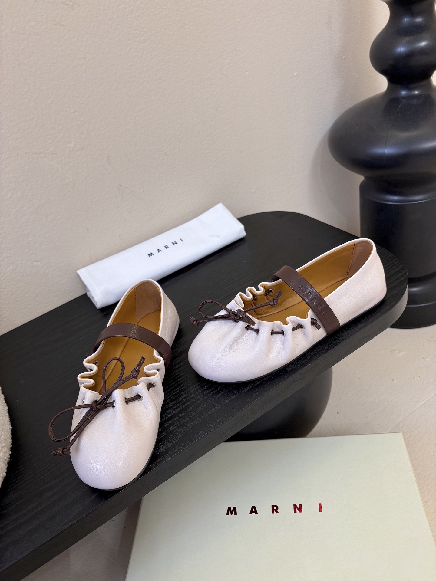 顶级羊皮 2026春夏新款 MARNI玛尼26Fw 褶皱蝴蝶结芭蕾舞鞋平底玛丽珍单鞋圆头轮廓、撞色鞋面、