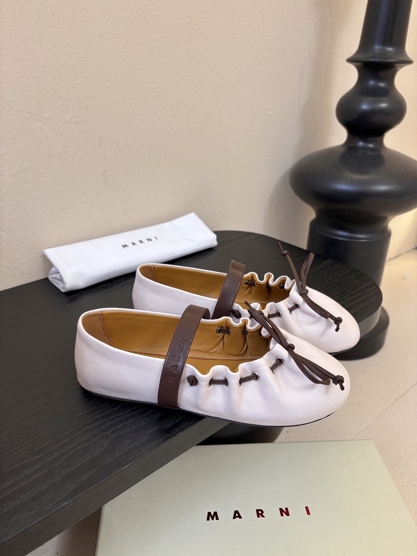 顶级羊皮 2026春夏新款 MARNI玛尼26Fw 褶皱蝴蝶结芭蕾舞鞋平底玛丽珍单鞋圆头轮廓、撞色鞋面、