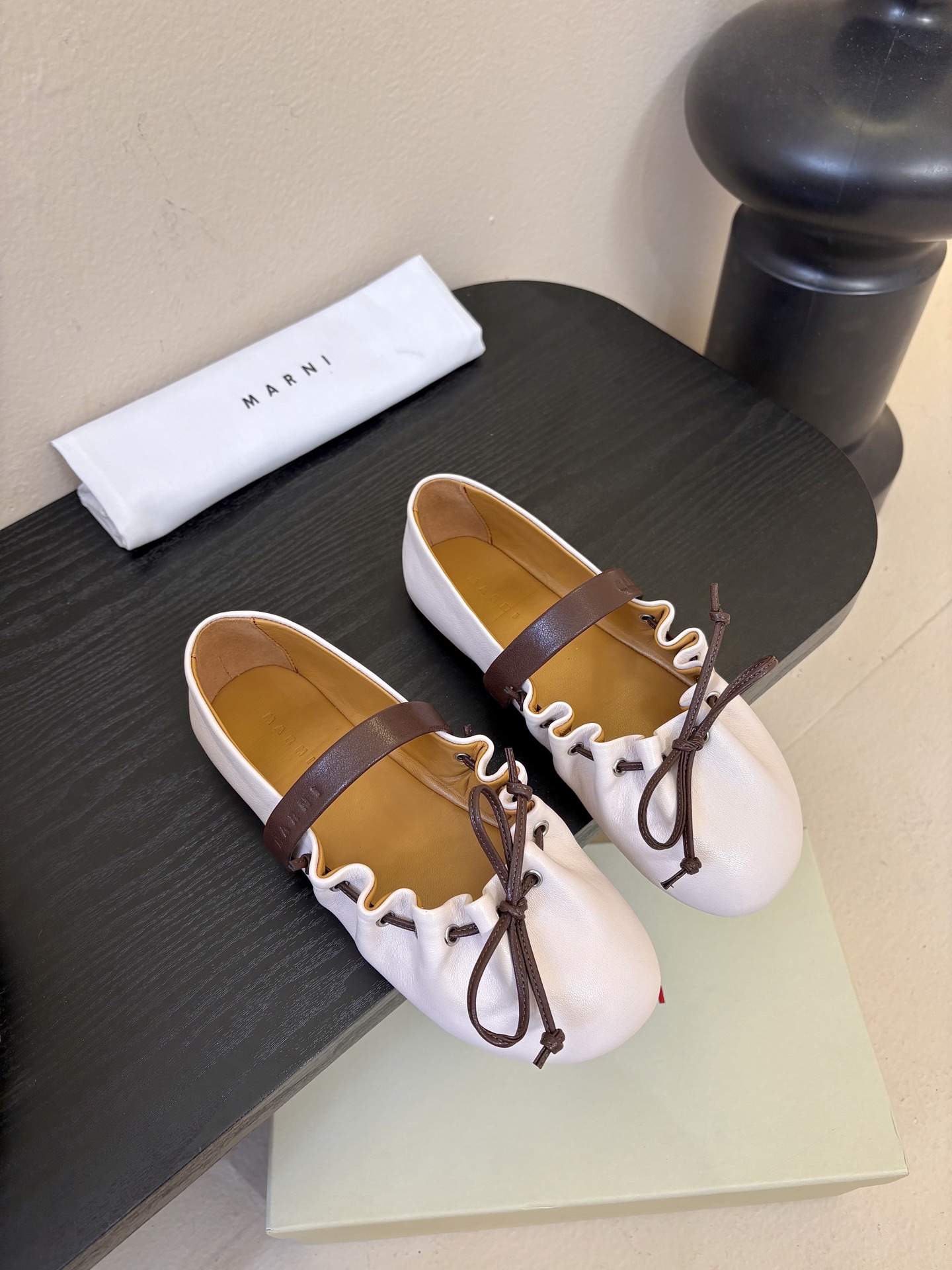 顶级羊皮 2026春夏新款 MARNI玛尼26Fw 褶皱蝴蝶结芭蕾舞鞋平底玛丽珍单鞋圆头轮廓、撞色鞋面、