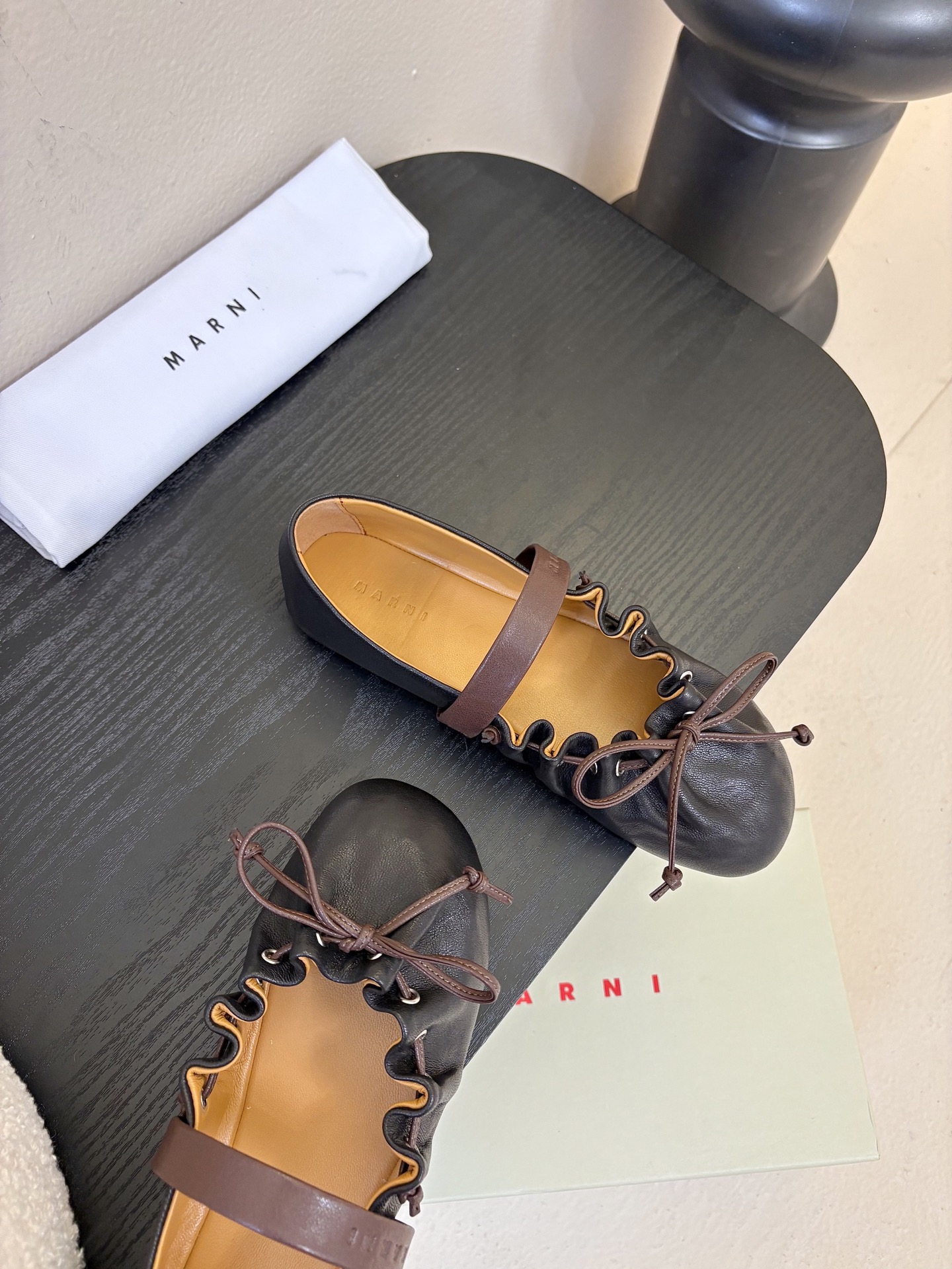 顶级羊皮 2026春夏新款 MARNI玛尼26Fw 褶皱蝴蝶结芭蕾舞鞋平底玛丽珍单鞋圆头轮廓、撞色鞋面、