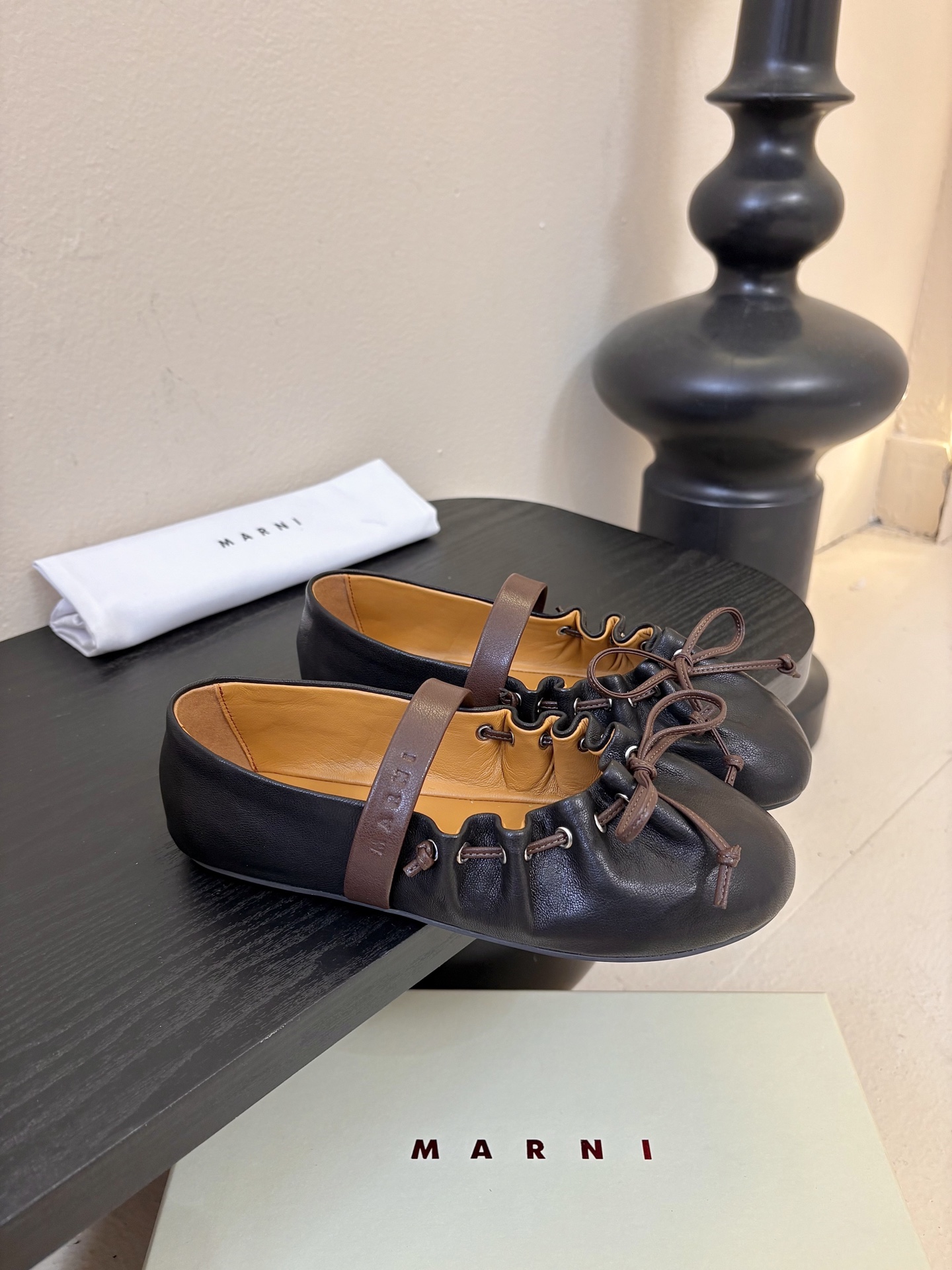 顶级羊皮 2026春夏新款 MARNI玛尼26Fw 褶皱蝴蝶结芭蕾舞鞋平底玛丽珍单鞋圆头轮廓、撞色鞋面、