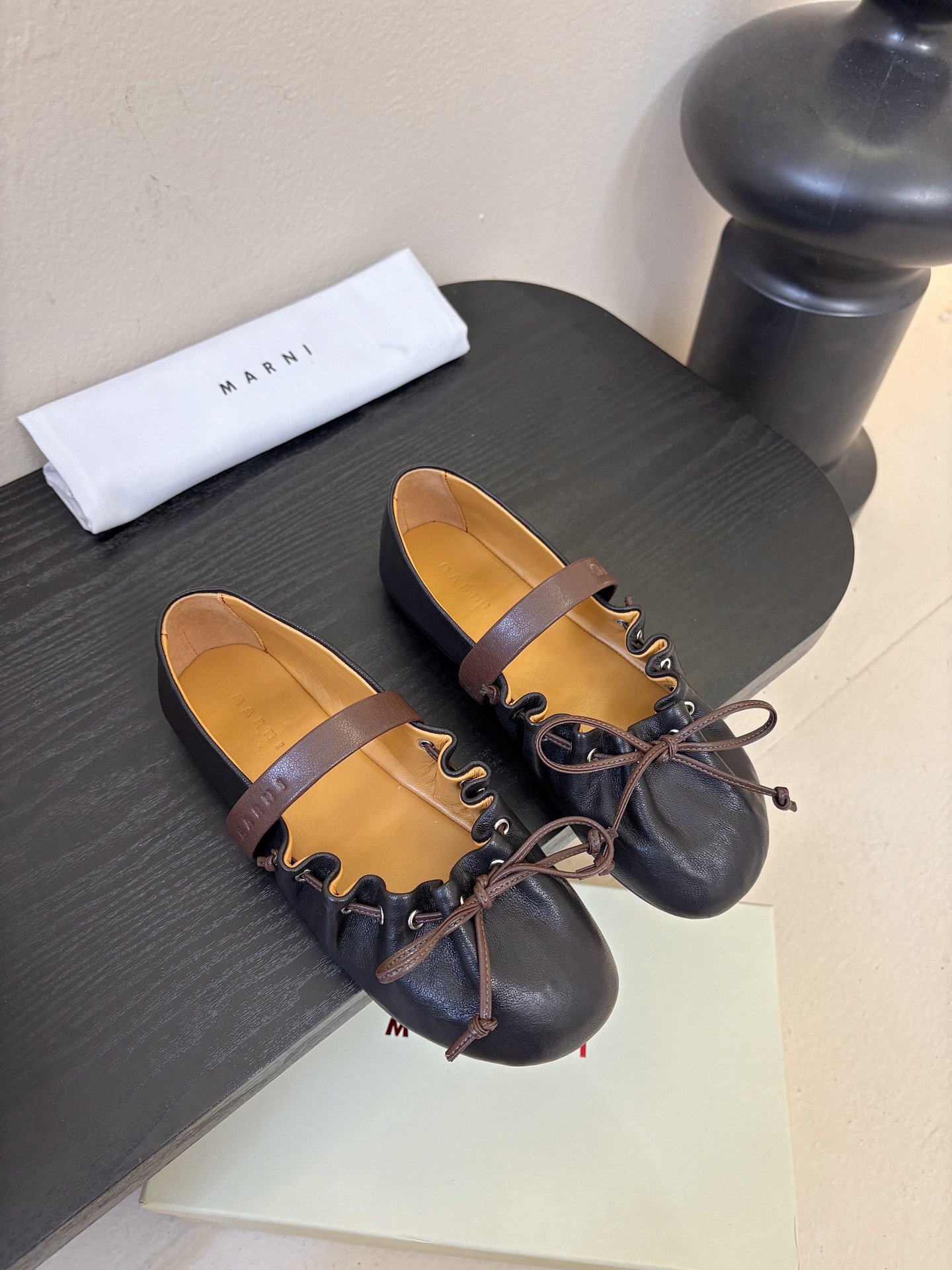 顶级羊皮 2026春夏新款 MARNI玛尼26Fw 褶皱蝴蝶结芭蕾舞鞋平底玛丽珍单鞋圆头轮廓、撞色鞋面、