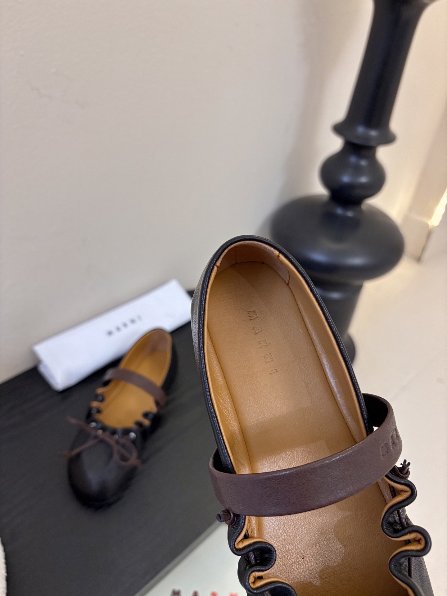 顶级羊皮 2026春夏新款 MARNI玛尼26Fw 褶皱蝴蝶结芭蕾舞鞋平底玛丽珍单鞋圆头轮廓、撞色鞋面、