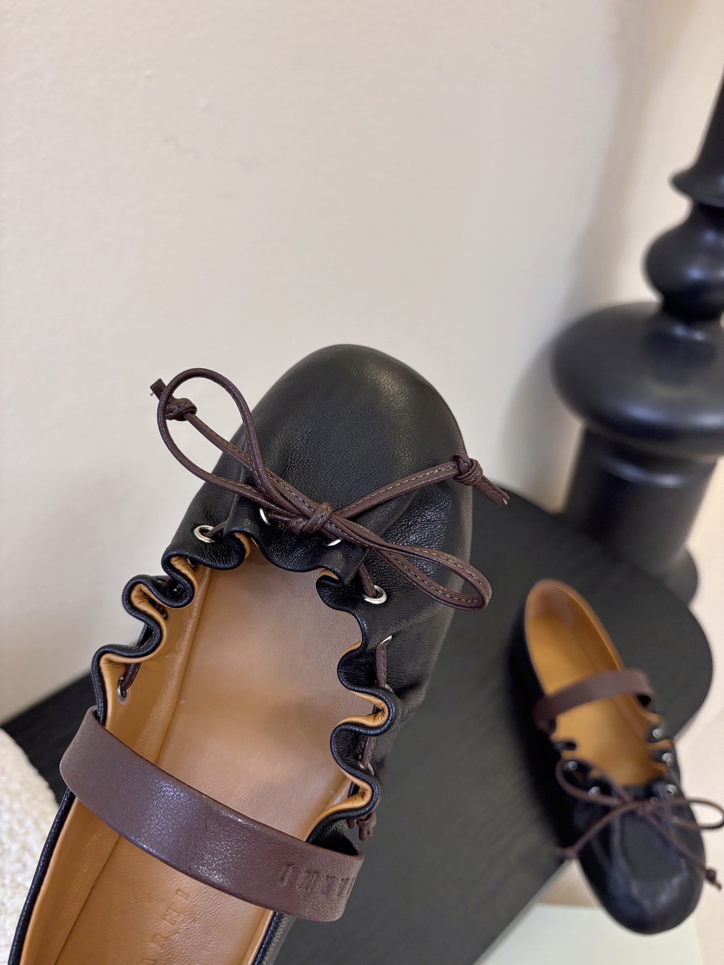 顶级羊皮 2026春夏新款 MARNI玛尼26Fw 褶皱蝴蝶结芭蕾舞鞋平底玛丽珍单鞋圆头轮廓、撞色鞋面、