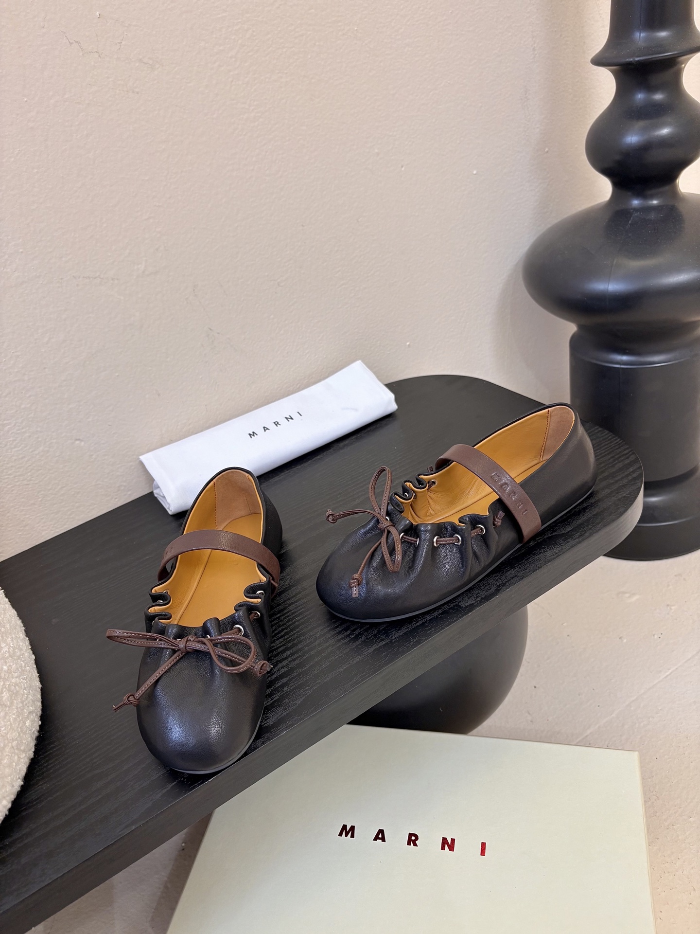 顶级羊皮 2026春夏新款 MARNI玛尼26Fw 褶皱蝴蝶结芭蕾舞鞋平底玛丽珍单鞋圆头轮廓、撞色鞋面、