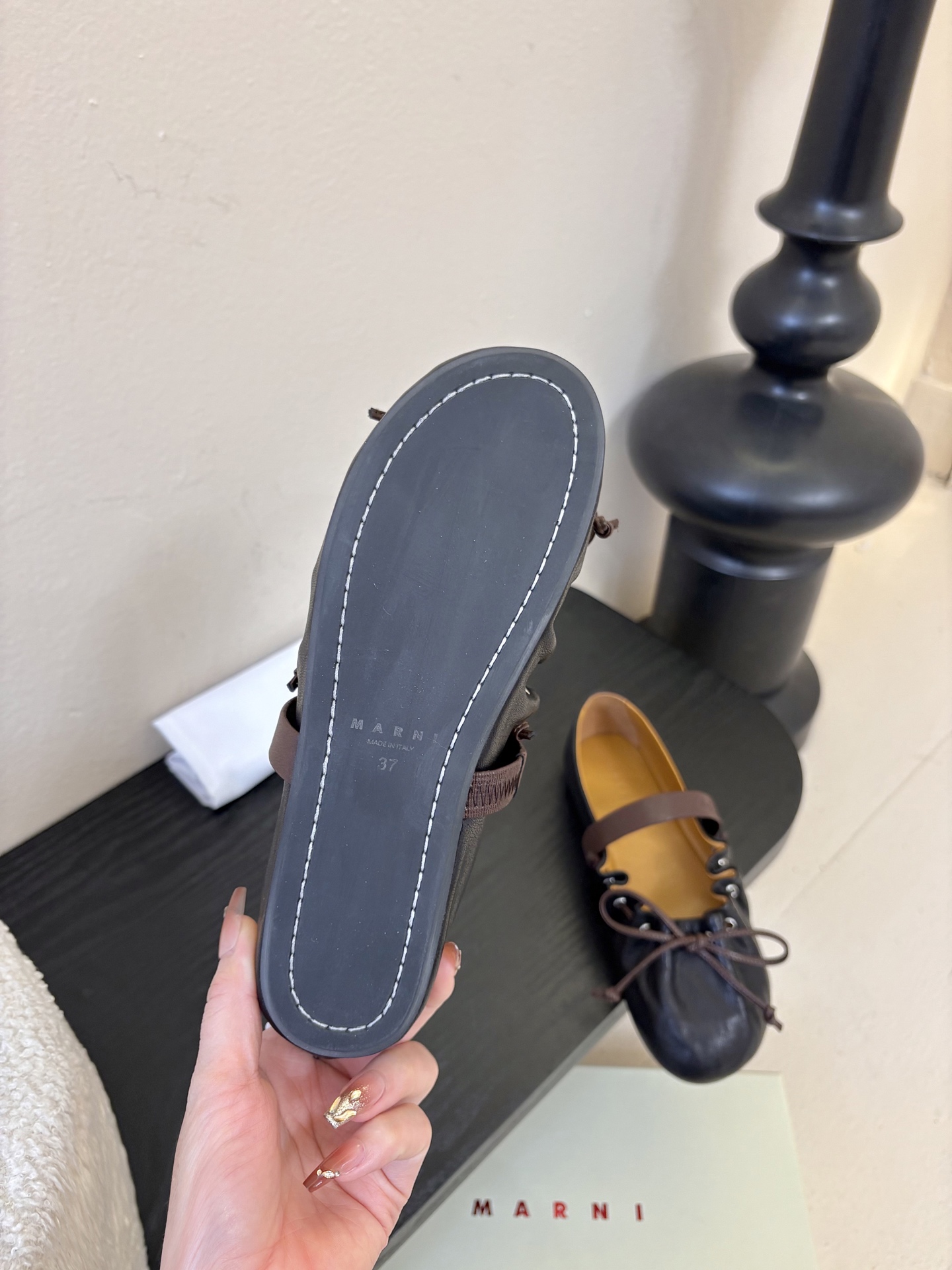 顶级羊皮 2026春夏新款 MARNI玛尼26Fw 褶皱蝴蝶结芭蕾舞鞋平底玛丽珍单鞋圆头轮廓、撞色鞋面、