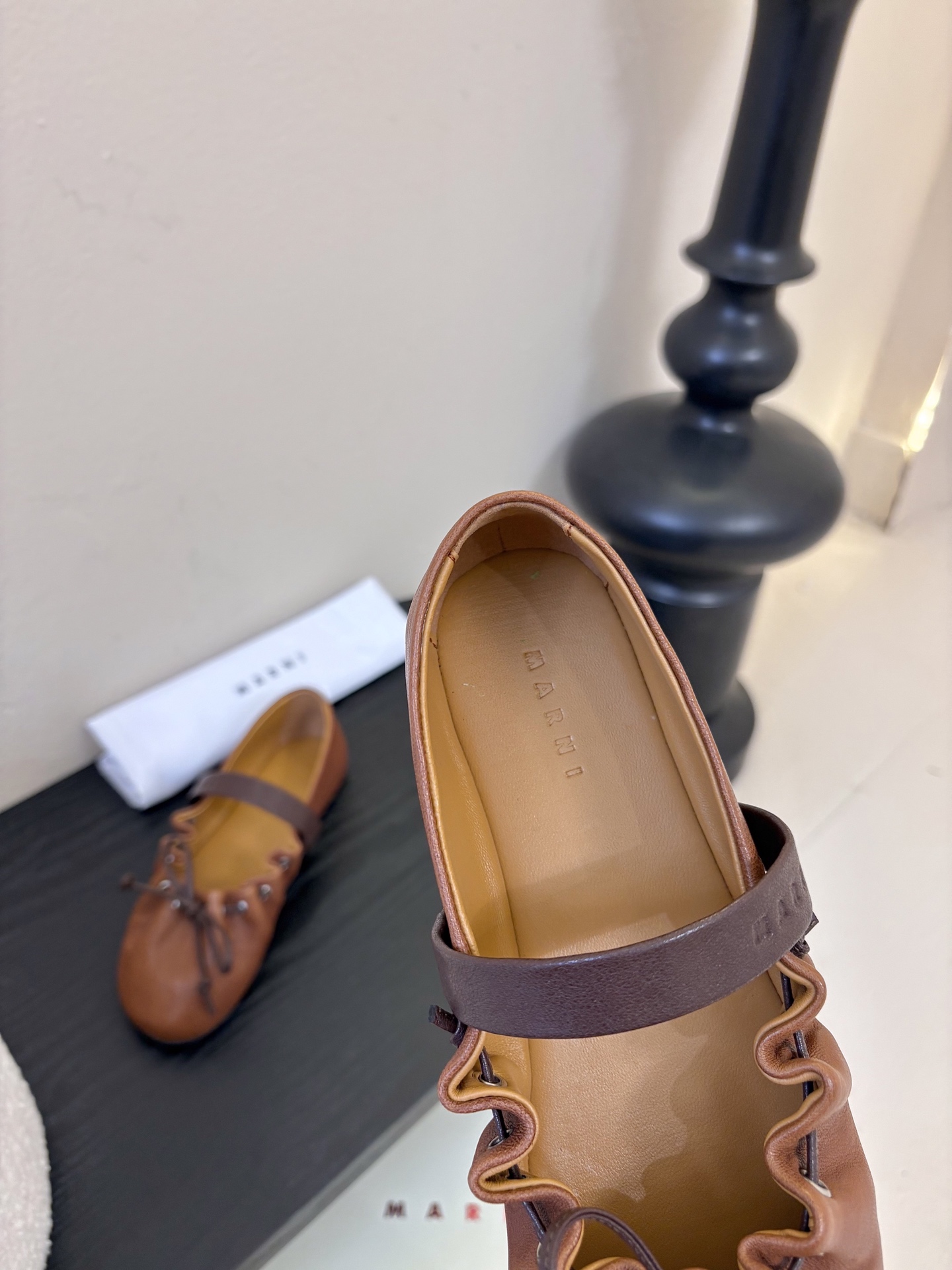 顶级羊皮 2026春夏新款 MARNI玛尼26Fw 褶皱蝴蝶结芭蕾舞鞋平底玛丽珍单鞋圆头轮廓、撞色鞋面、