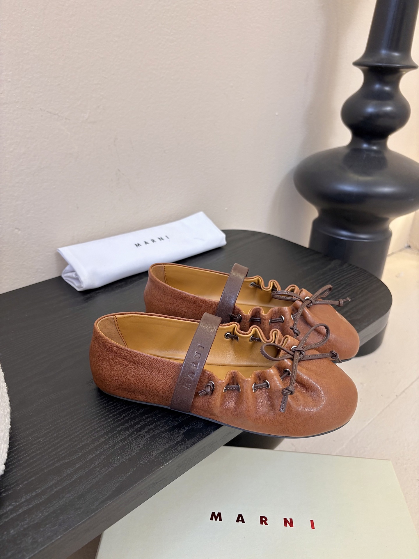 顶级羊皮 2026春夏新款 MARNI玛尼26Fw 褶皱蝴蝶结芭蕾舞鞋平底玛丽珍单鞋圆头轮廓、撞色鞋面、