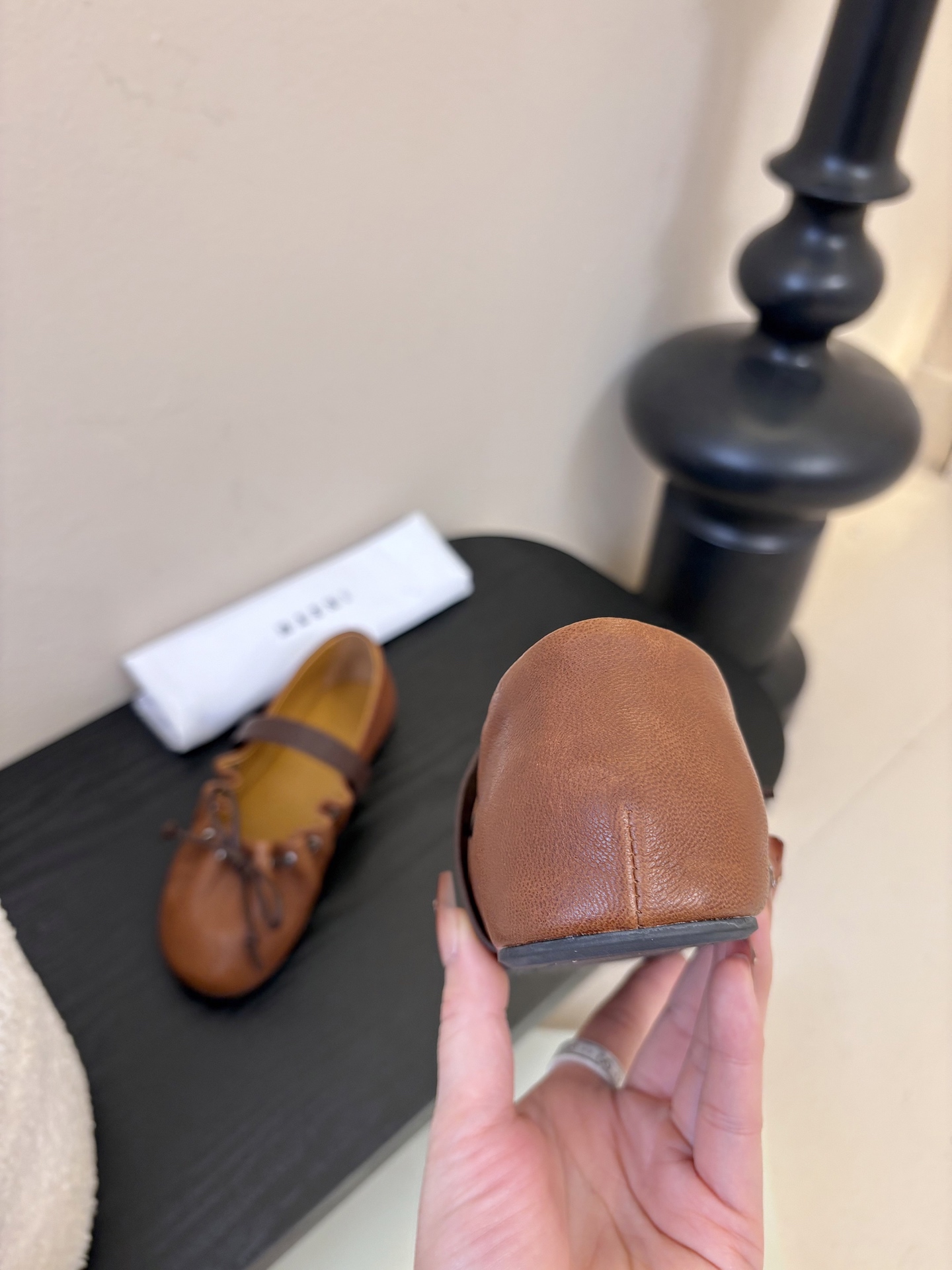 顶级羊皮 2026春夏新款 MARNI玛尼26Fw 褶皱蝴蝶结芭蕾舞鞋平底玛丽珍单鞋圆头轮廓、撞色鞋面、