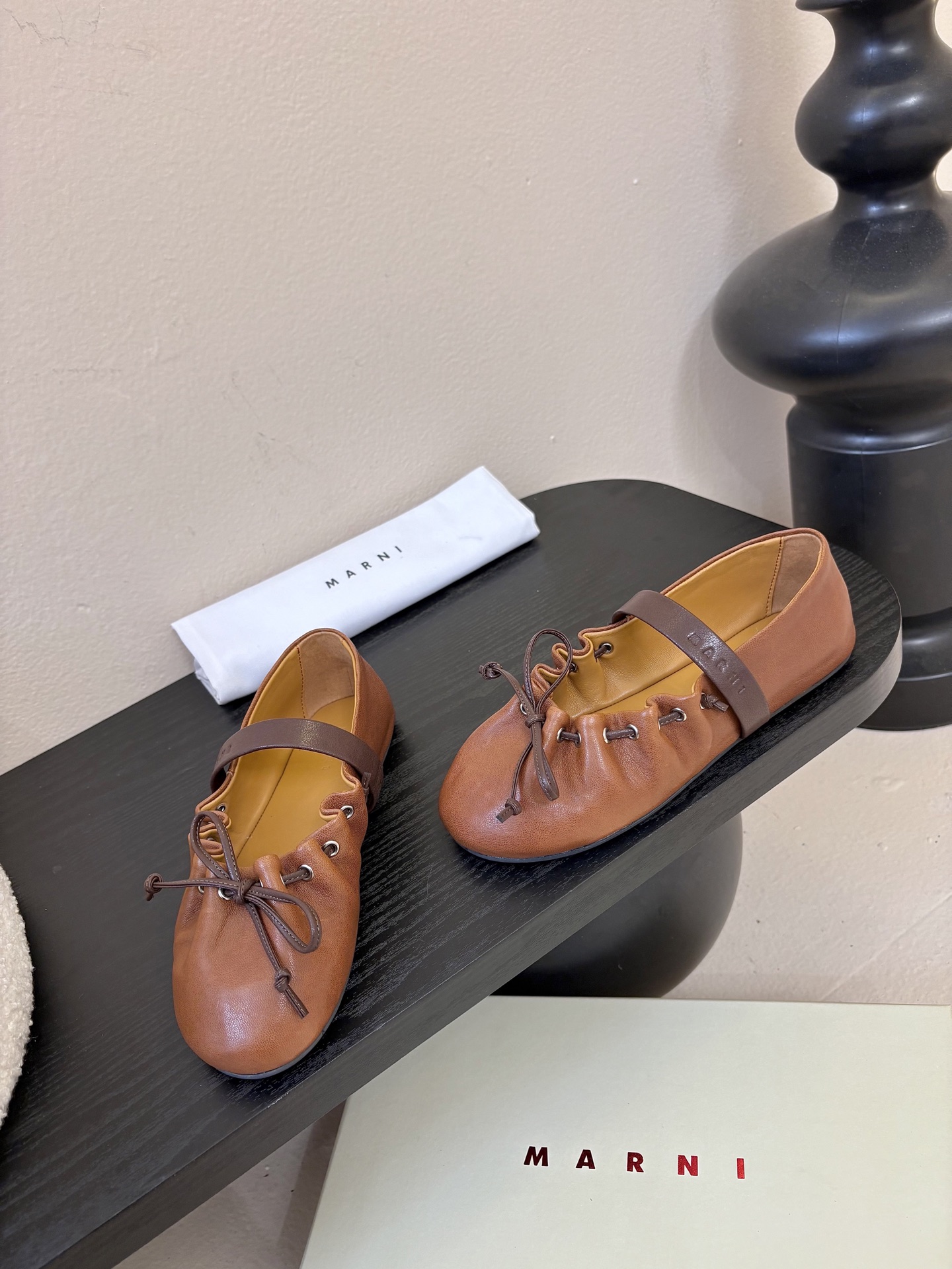 顶级羊皮 2026春夏新款 MARNI玛尼26Fw 褶皱蝴蝶结芭蕾舞鞋平底玛丽珍单鞋圆头轮廓、撞色鞋面、