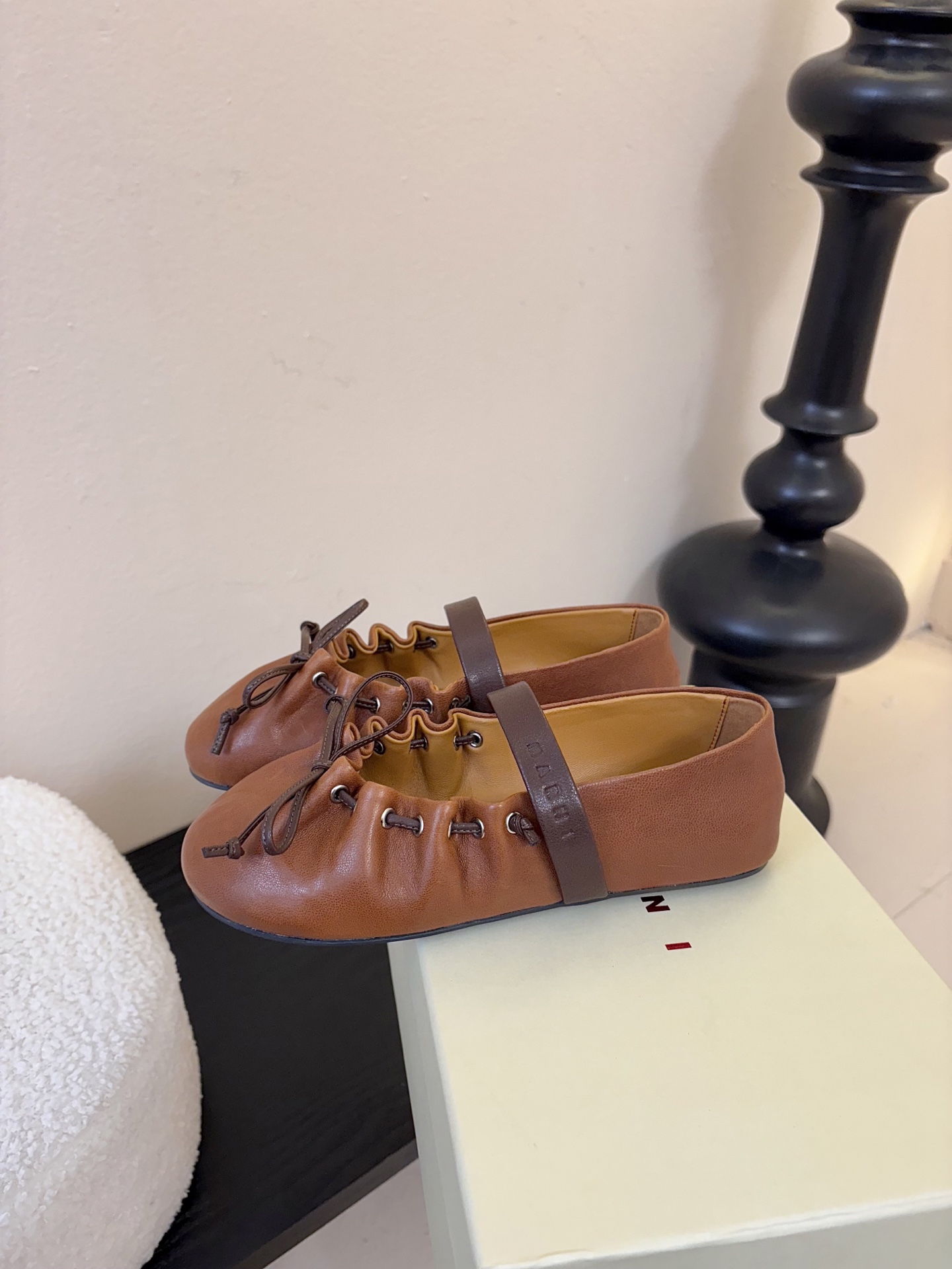 顶级羊皮 2026春夏新款 MARNI玛尼26Fw 褶皱蝴蝶结芭蕾舞鞋平底玛丽珍单鞋圆头轮廓、撞色鞋面、