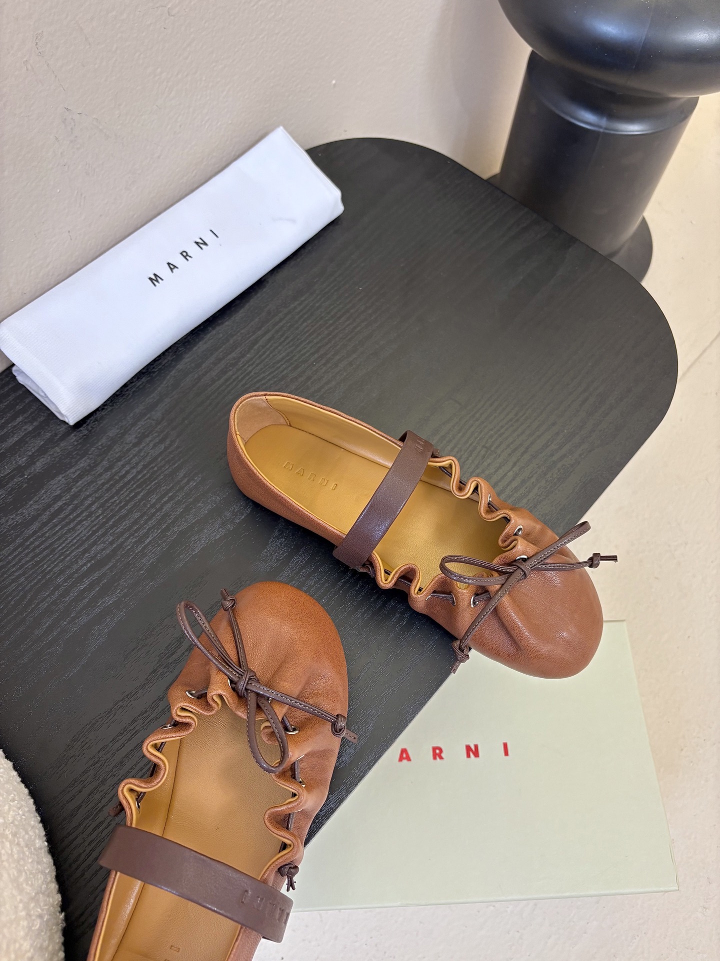 顶级羊皮 2026春夏新款 MARNI玛尼26Fw 褶皱蝴蝶结芭蕾舞鞋平底玛丽珍单鞋圆头轮廓、撞色鞋面、